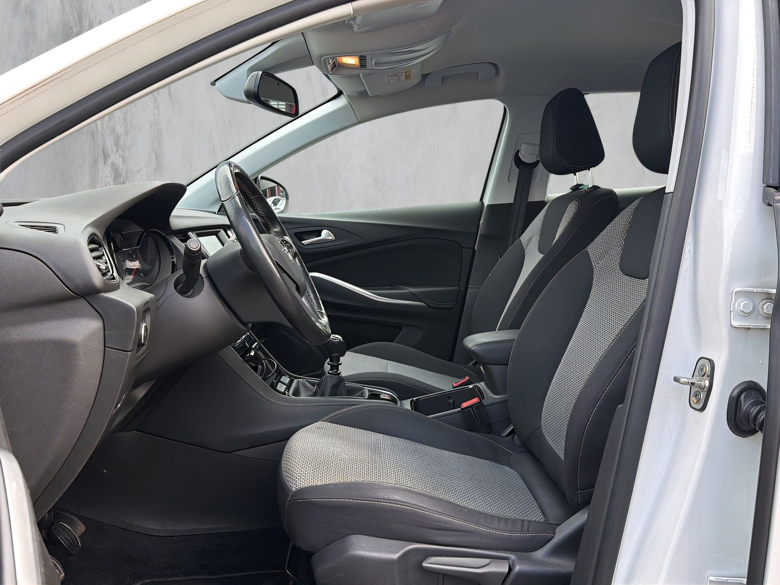 Fahrzeugabbildung Opel Grandland Edition SITZHEIZ. PDC 2 ZONEN KLIMAAUT