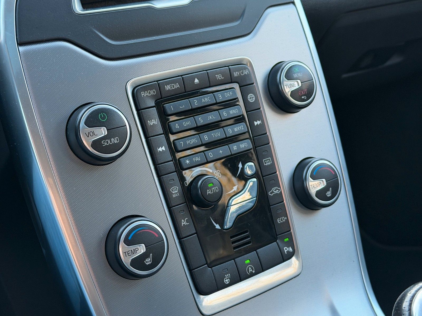 Fahrzeugabbildung Volvo V70 D4 Linje Svart *Allwetter*Bi-Xenon*Standhzg*