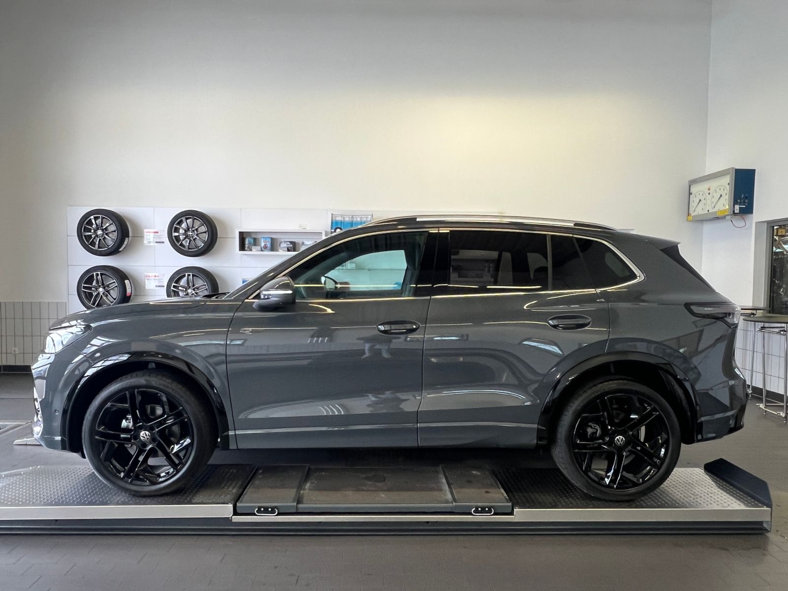 Fahrzeugabbildung Volkswagen Tiguan R-Line 1.5 eTSI DSG *AHK, IQ.Light, DCC,