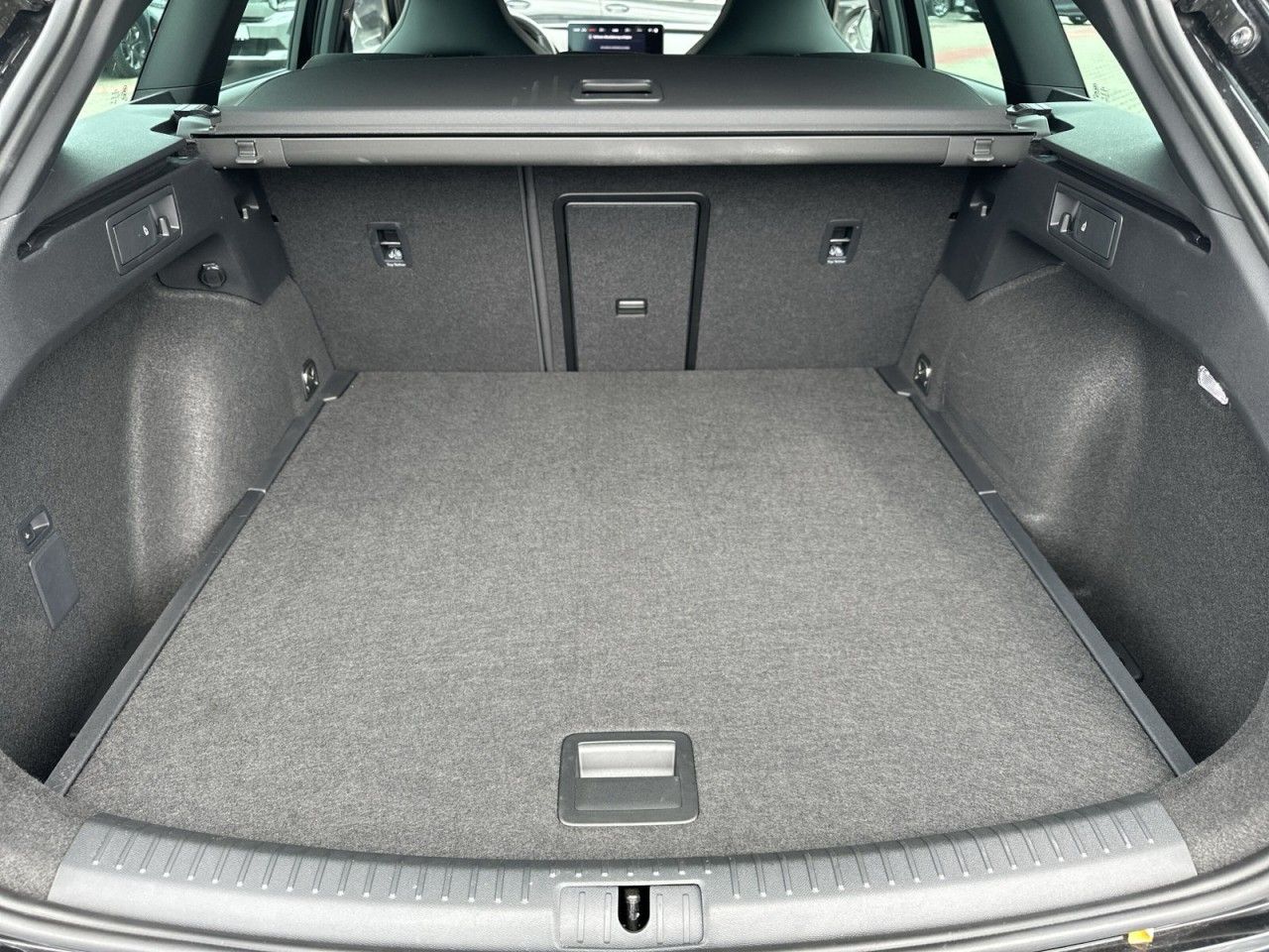 Fahrzeugabbildung CUPRA Leon Sportstourer 2.0TSI 245 PS DSG*AHK-Navi* - mit KI generiert/bearbeitet