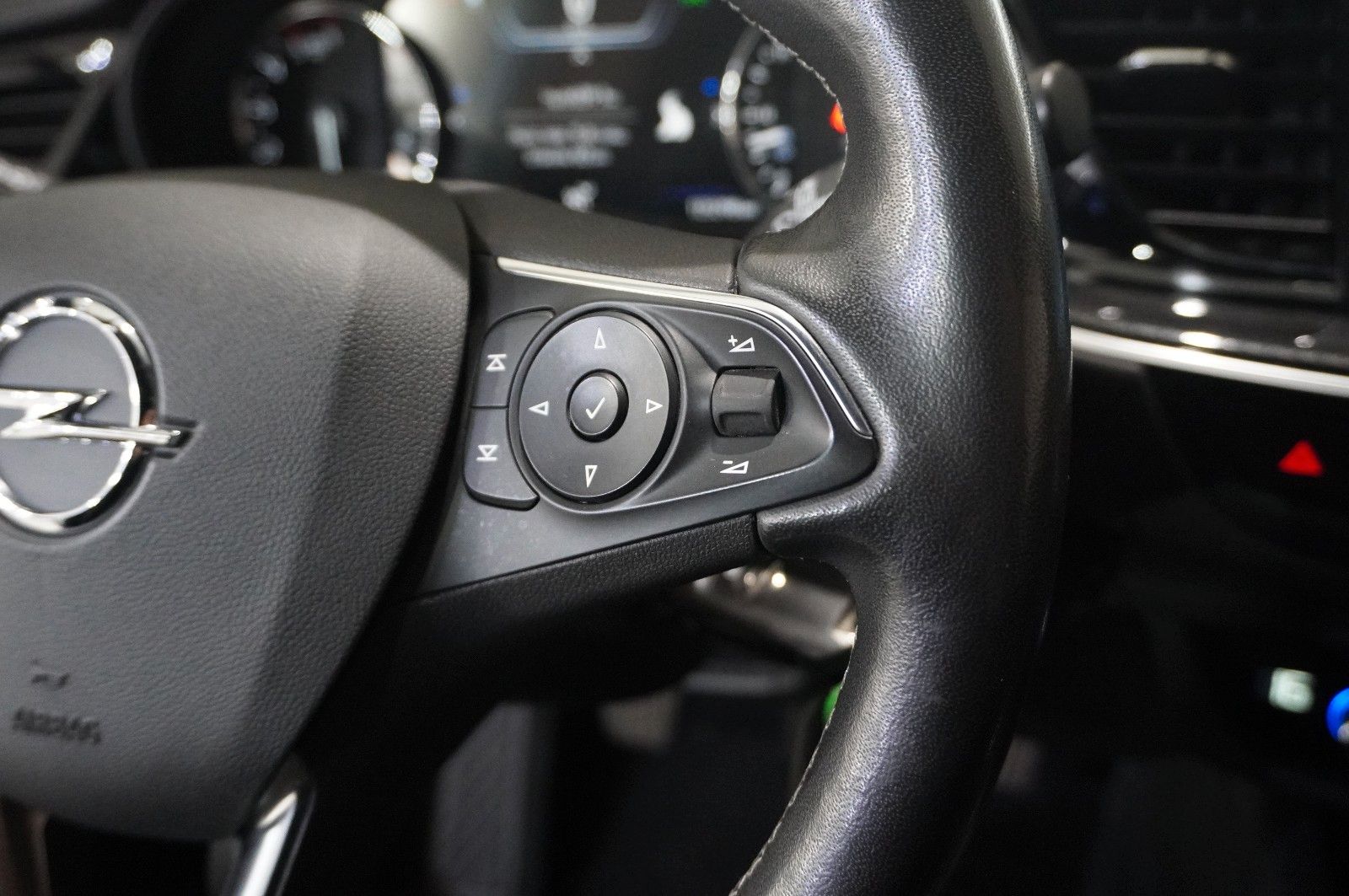 Fahrzeugabbildung Opel Insignia B ST 2.0D BUSINESS NAVI/LED/KAMERA/DAB+