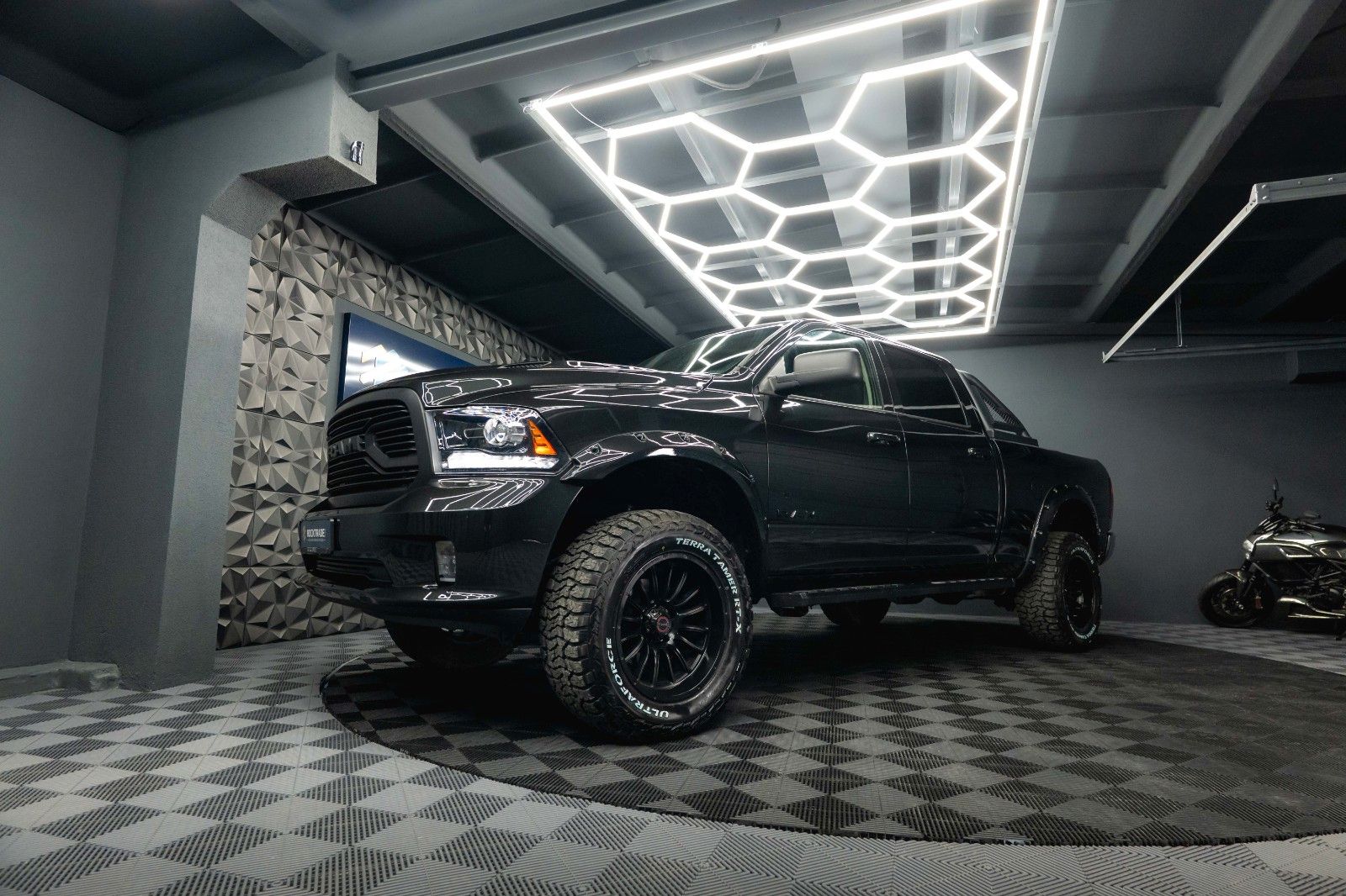 Fahrzeugabbildung Dodge RAM 5.7 V8 HEMI 4x4 Sport OFFROAD Night LONGBED