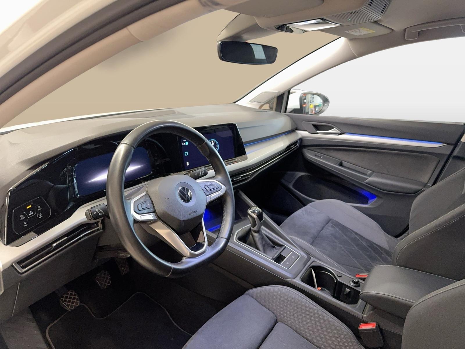 Volkswagen Golf VIII 1.5TSI Life CarPlay h/k AHK Standhzg