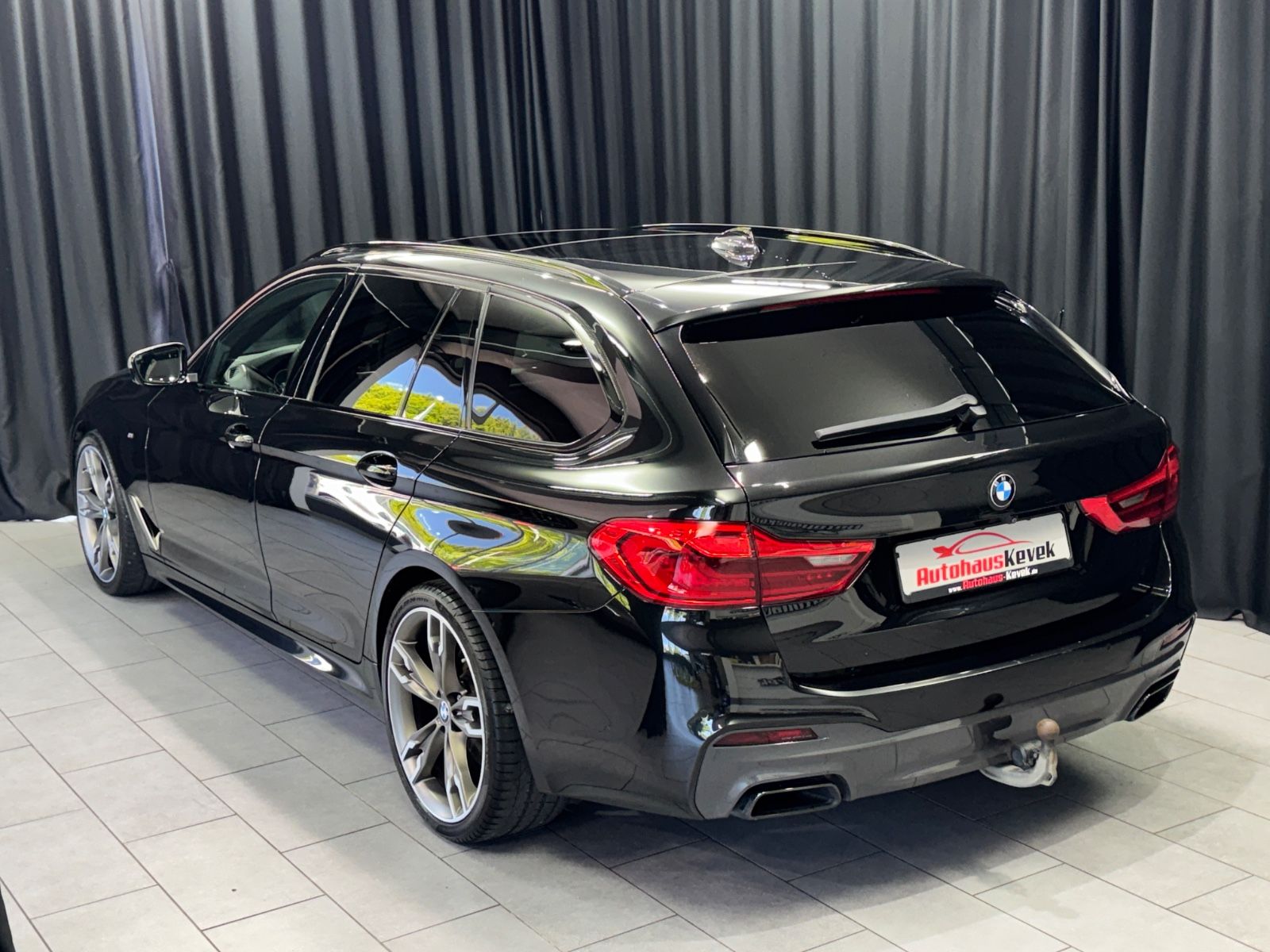 Fahrzeugabbildung BMW M550d xDrive Touring|PANO|NAVI|AHK|1.HAND