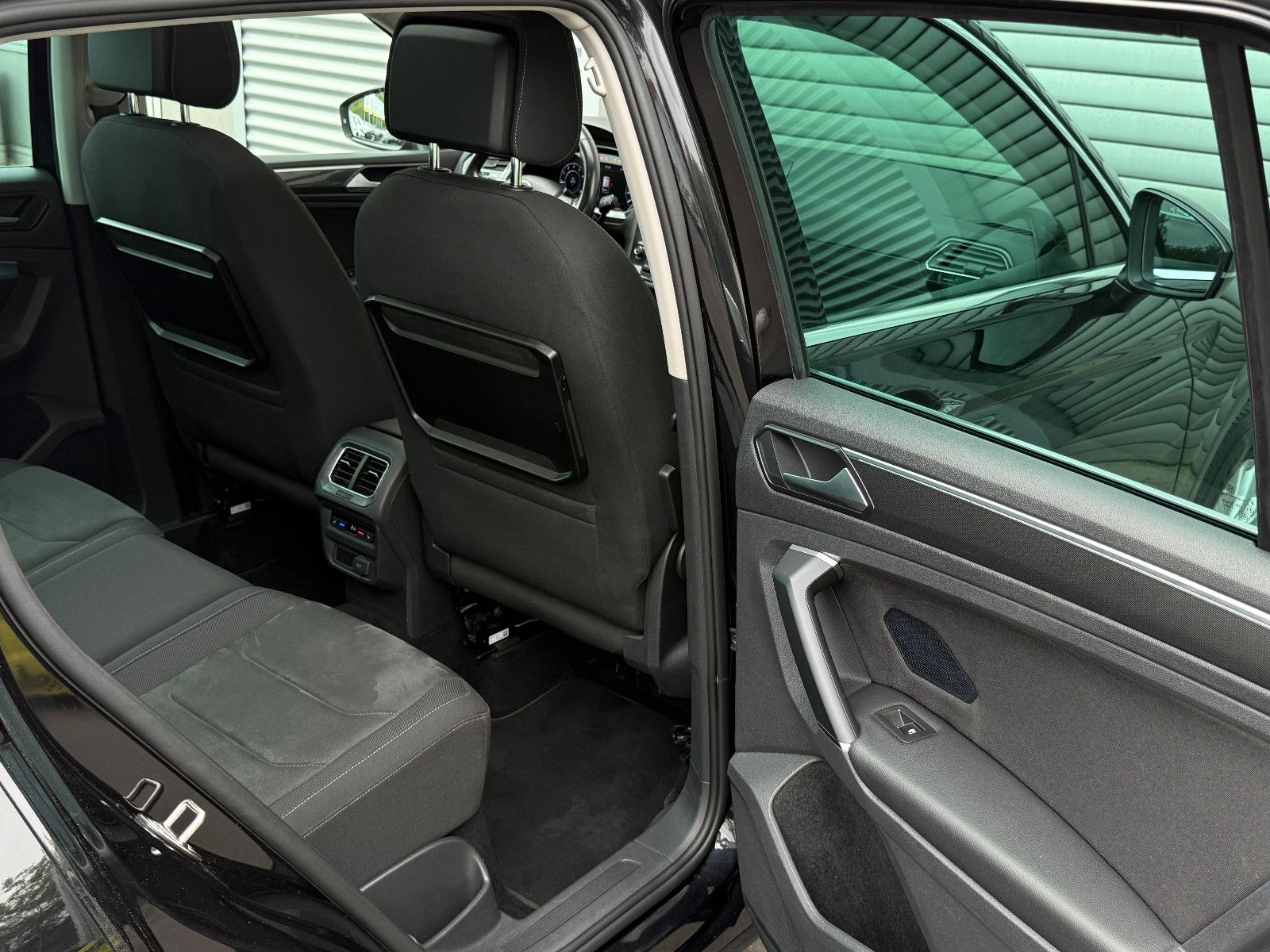 Fahrzeugabbildung Volkswagen Tiguan Highline 4Motion ACC AHK Nav SHZ Pano LED