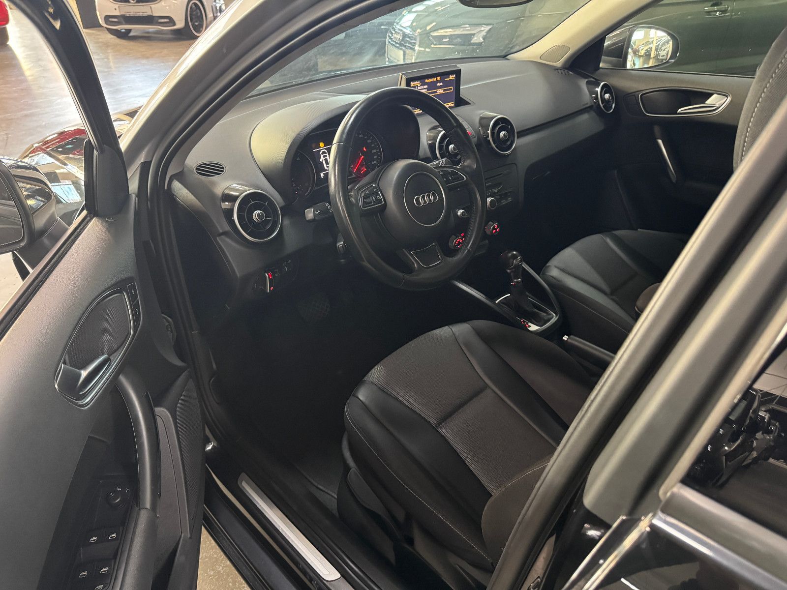 Fahrzeugabbildung Audi A1 1.6 TDI SPORTBACK S-TRONIC S-LINE AMBITION