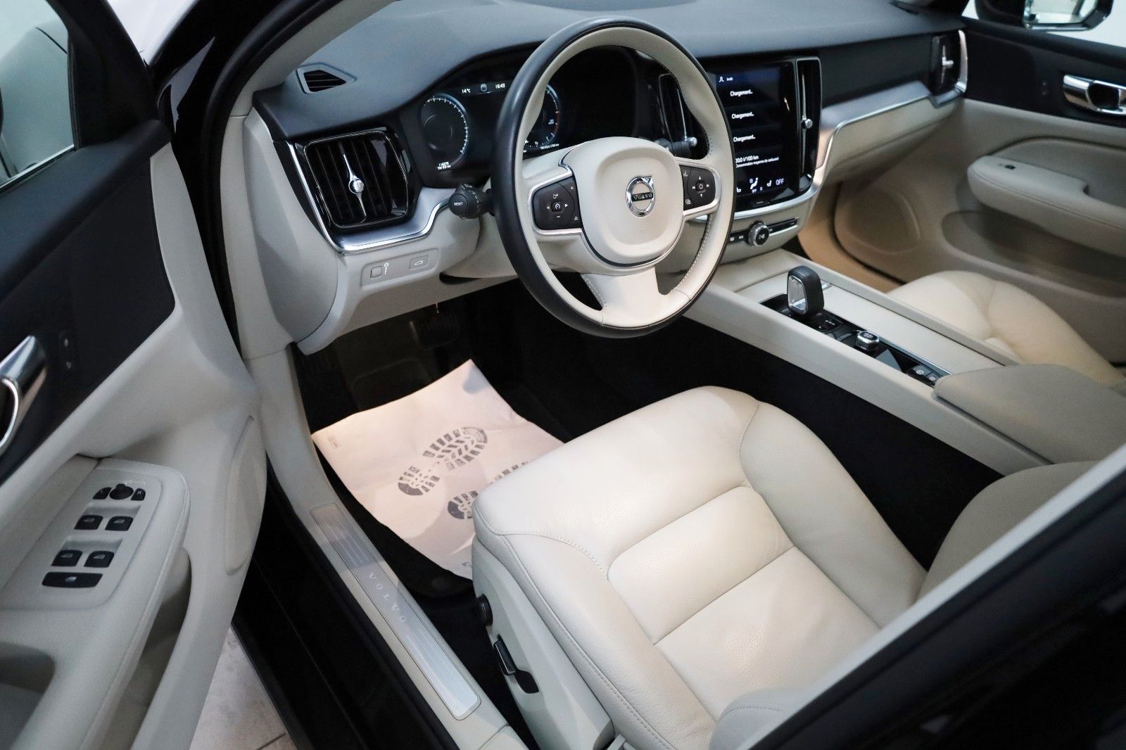 Fahrzeugabbildung Volvo V60 B4 D, Momentum Pro,Leder,Navi,SH,Kamera,ACC