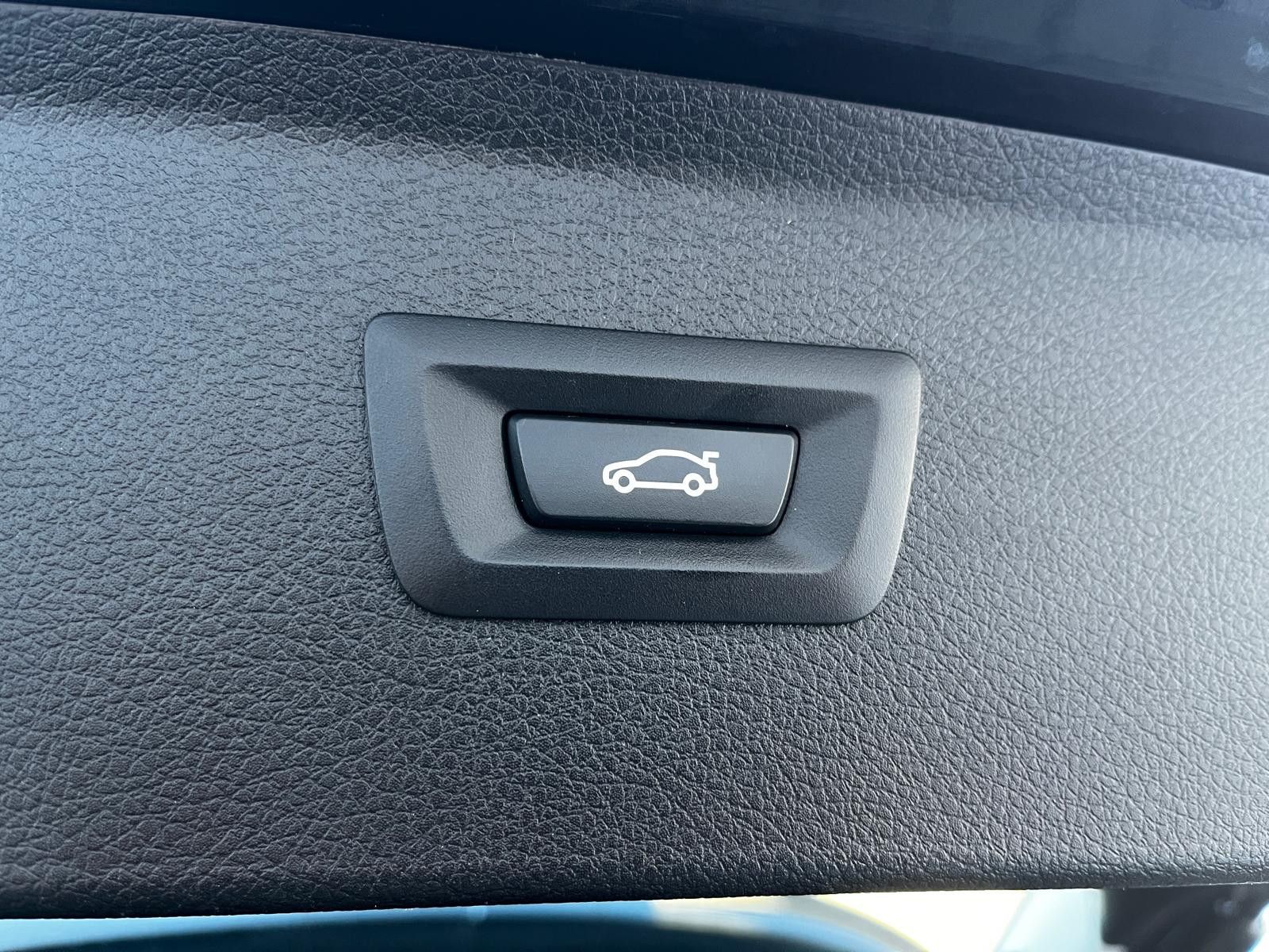 Fahrzeugabbildung BMW 218i Active Tourer PDC SHZ LM UVM