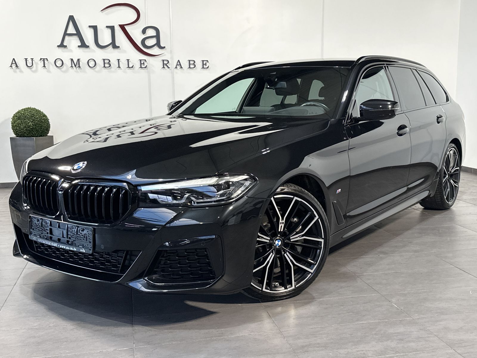 Fahrzeugabbildung BMW 530i Touring xDrive M-Sport NAV+LED+AHK+HUD+H&K