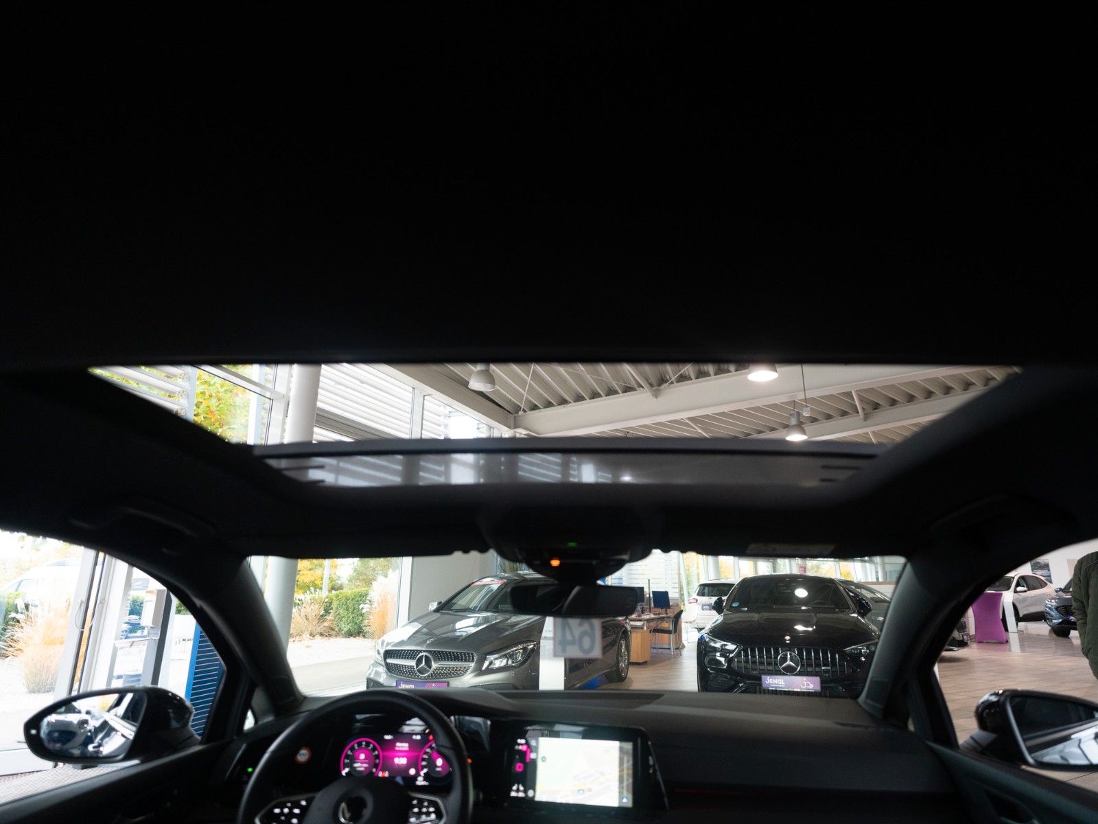 Fahrzeugabbildung Volkswagen Golf VIII Lim. R-Line eTSI AUTOM./STANDHZG./IQ-L
