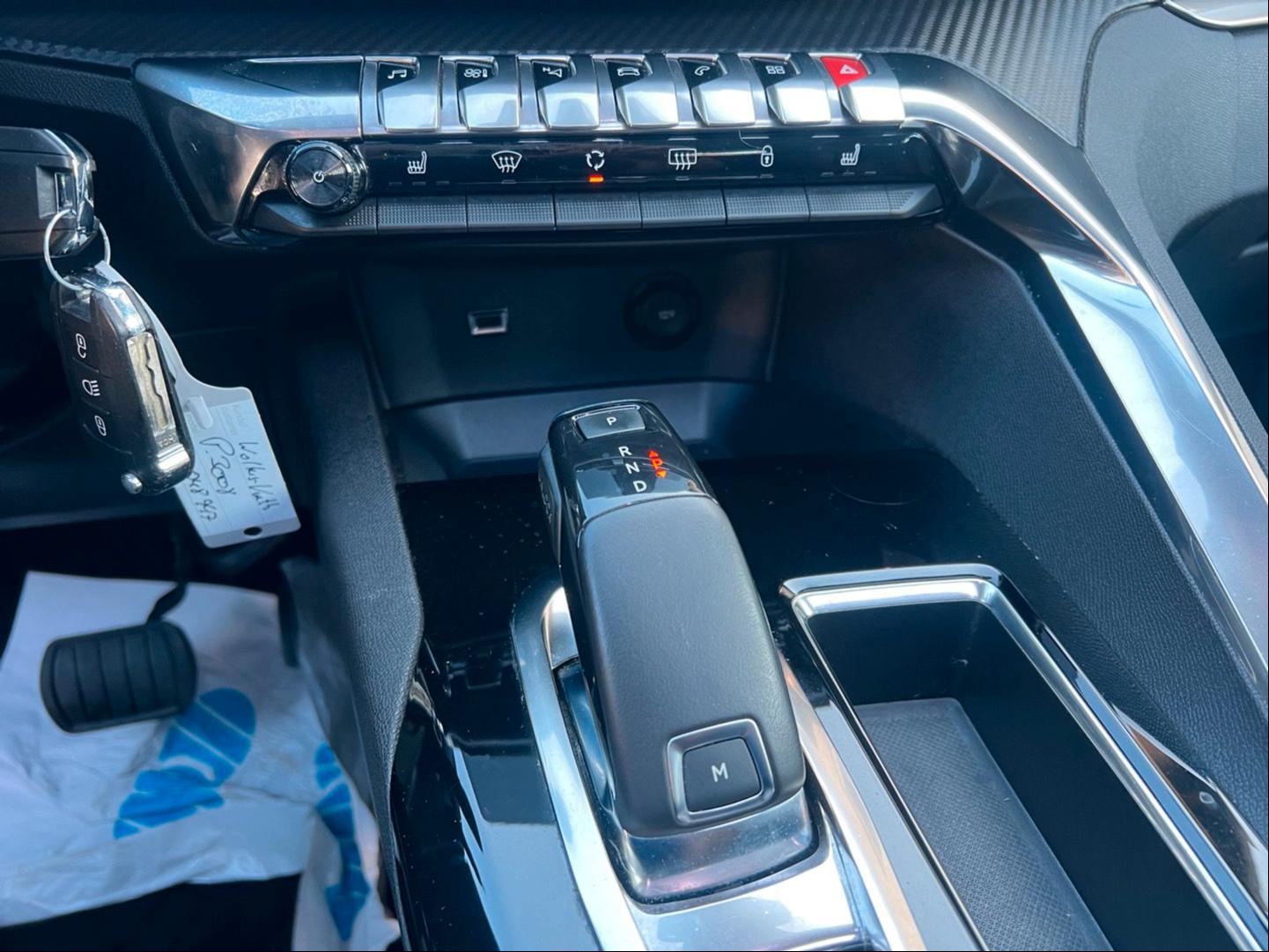 Peugeot 3008 Active *1.Hand*Panoramadach*SHZ*AHK*