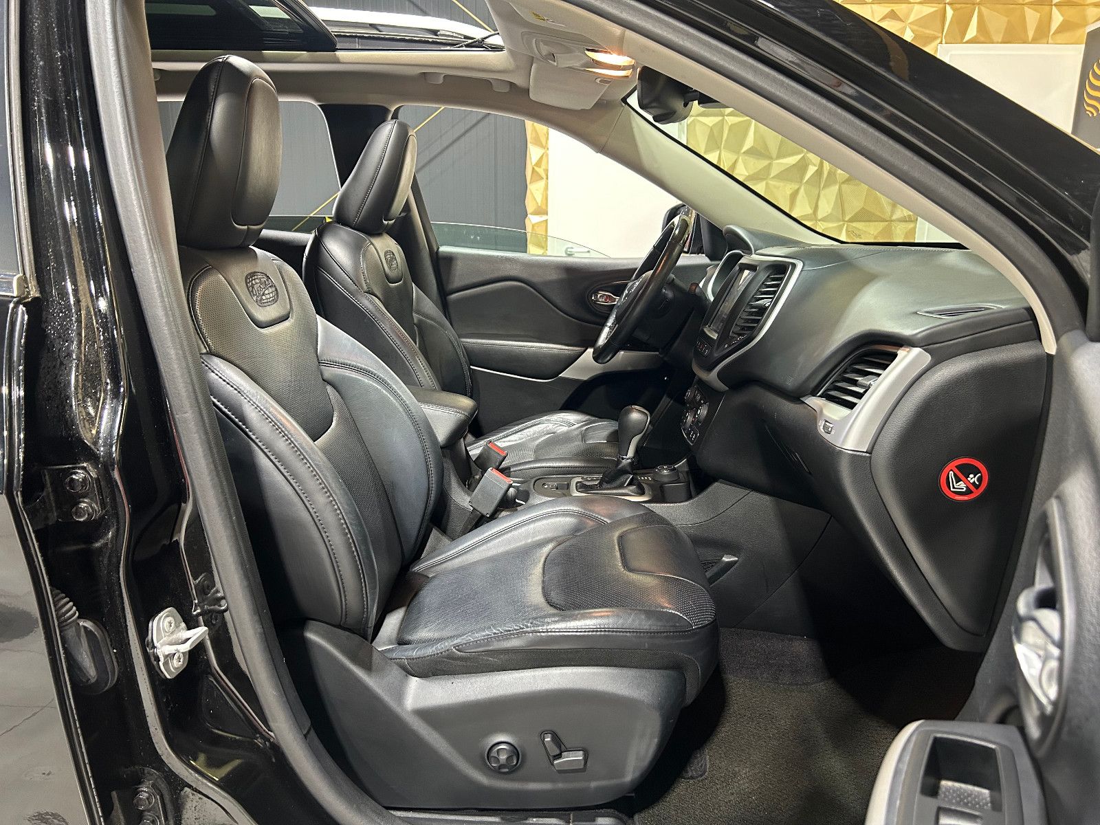 Fahrzeugabbildung Jeep Cherokee M-Jet Overland 4WD/BI-XENON/PANO/MEMORY