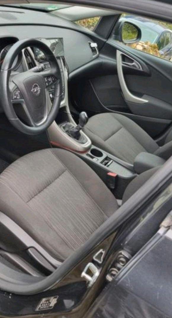 Opel Astra 2012 — rear view