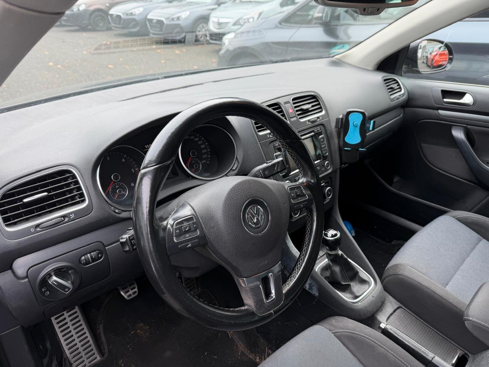 Volkswagen Golf 2012 — interior