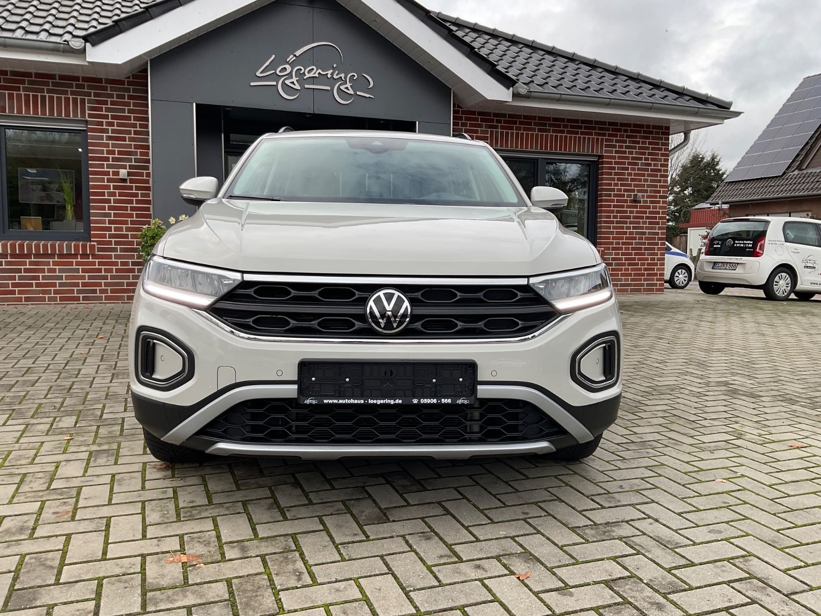 Fahrzeugabbildung Volkswagen T-Roc 1.5 TSI DSG Life,LED,AHK,Navi