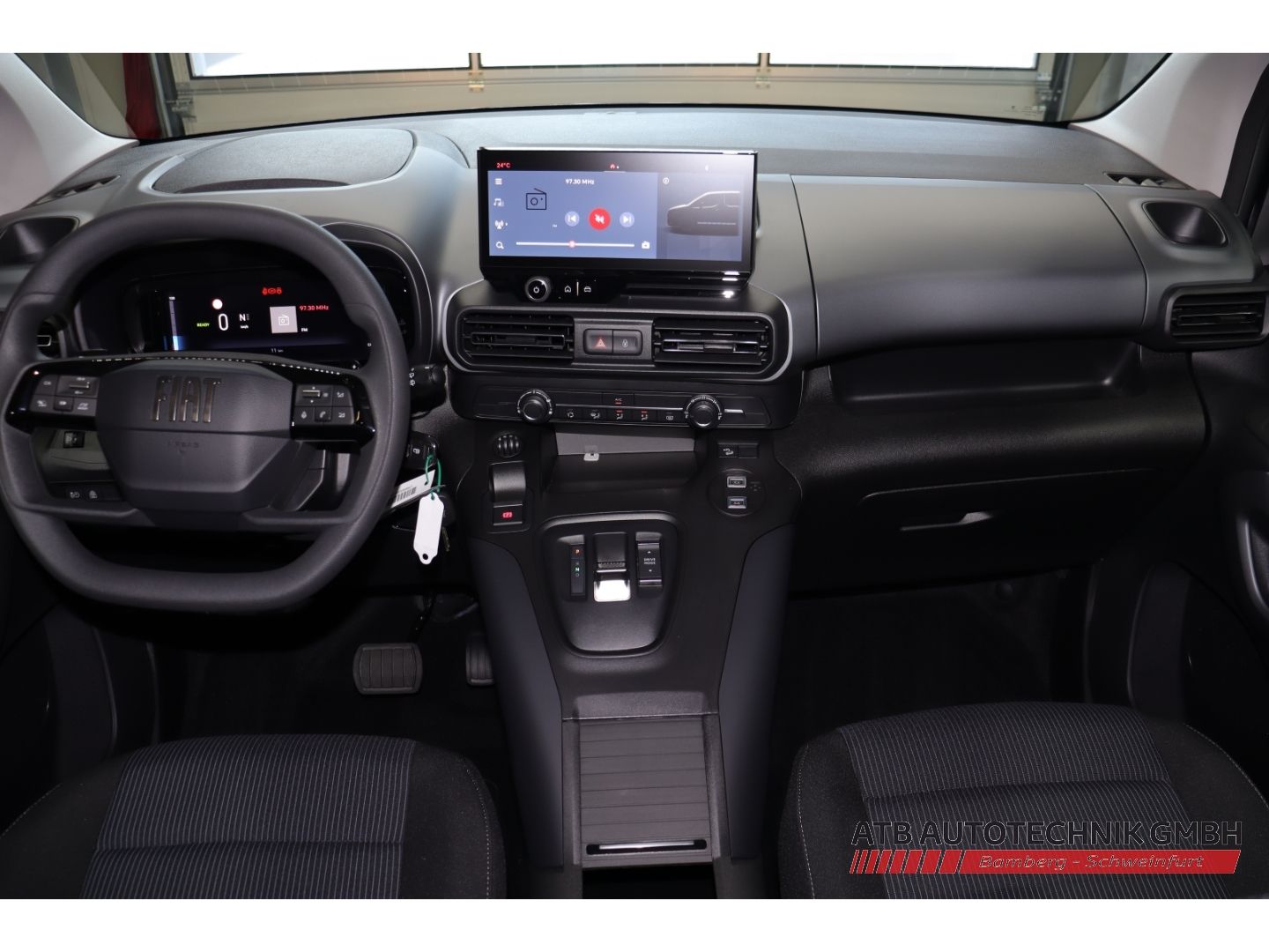 Fahrzeugabbildung Fiat Qubo -L 5-Sitzer ICON 50kWh 136PS Apple CarPlay