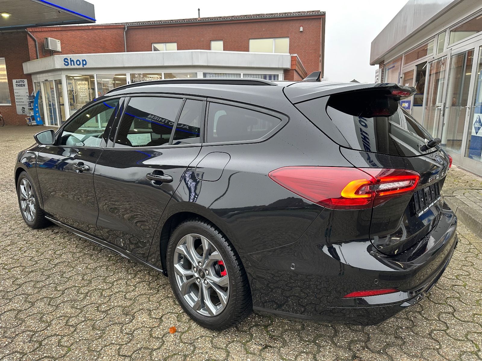 Fahrzeugabbildung Ford Focus Turnier 1.5 EB ST-Line AHK/Matrix/Sound