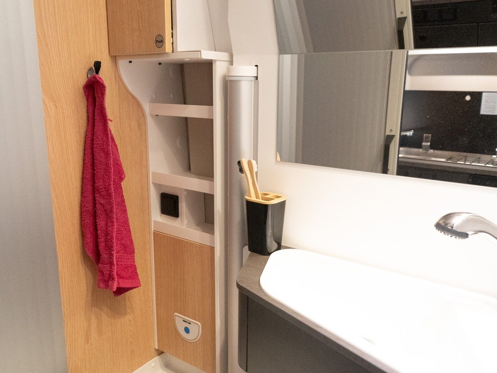 Fahrzeugabbildung Sunlight Cliff X 600 RT Schwenkbad*Dieselheizung*Faltverd