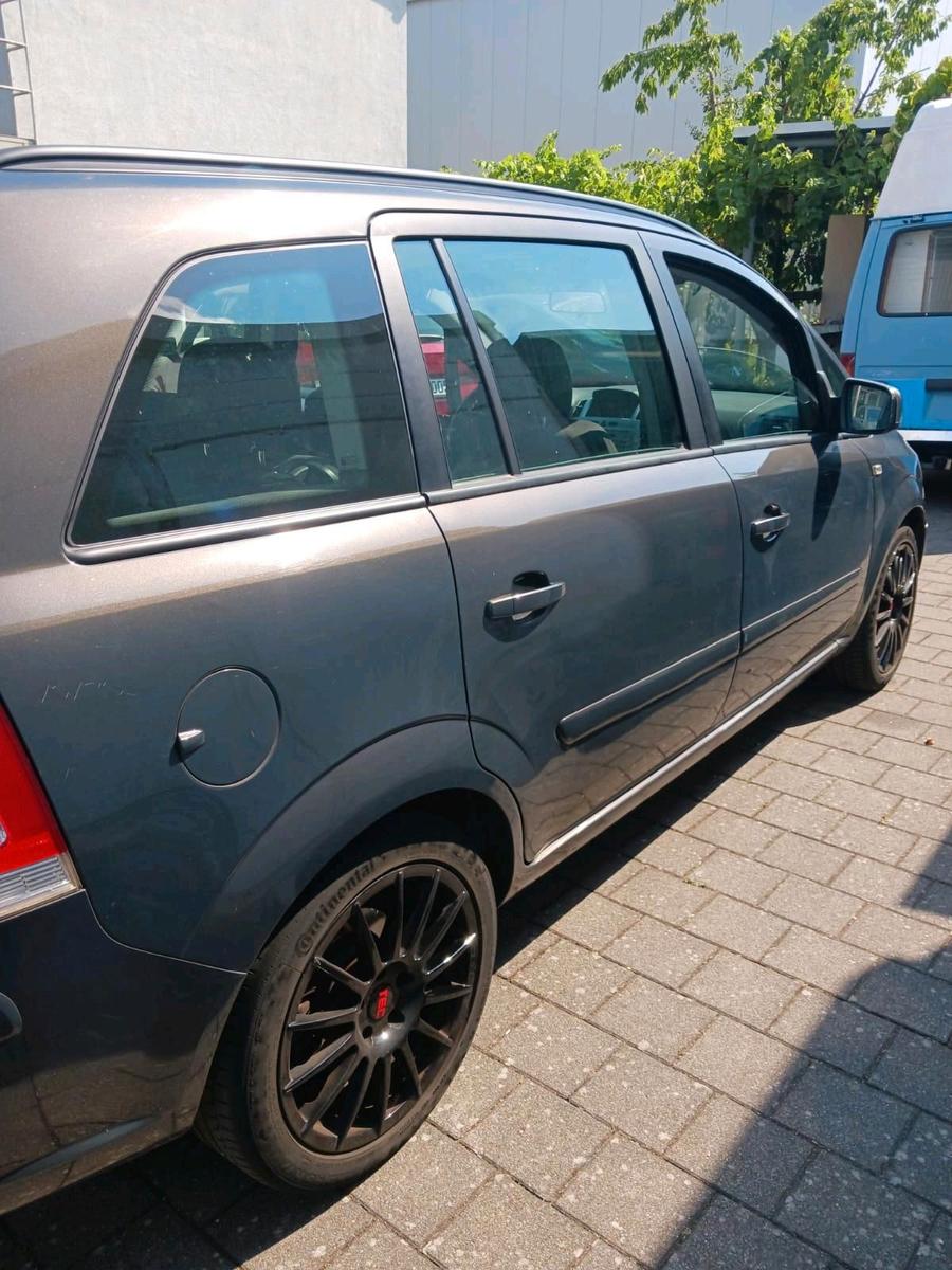 Opel Zafira 2014 — rear view