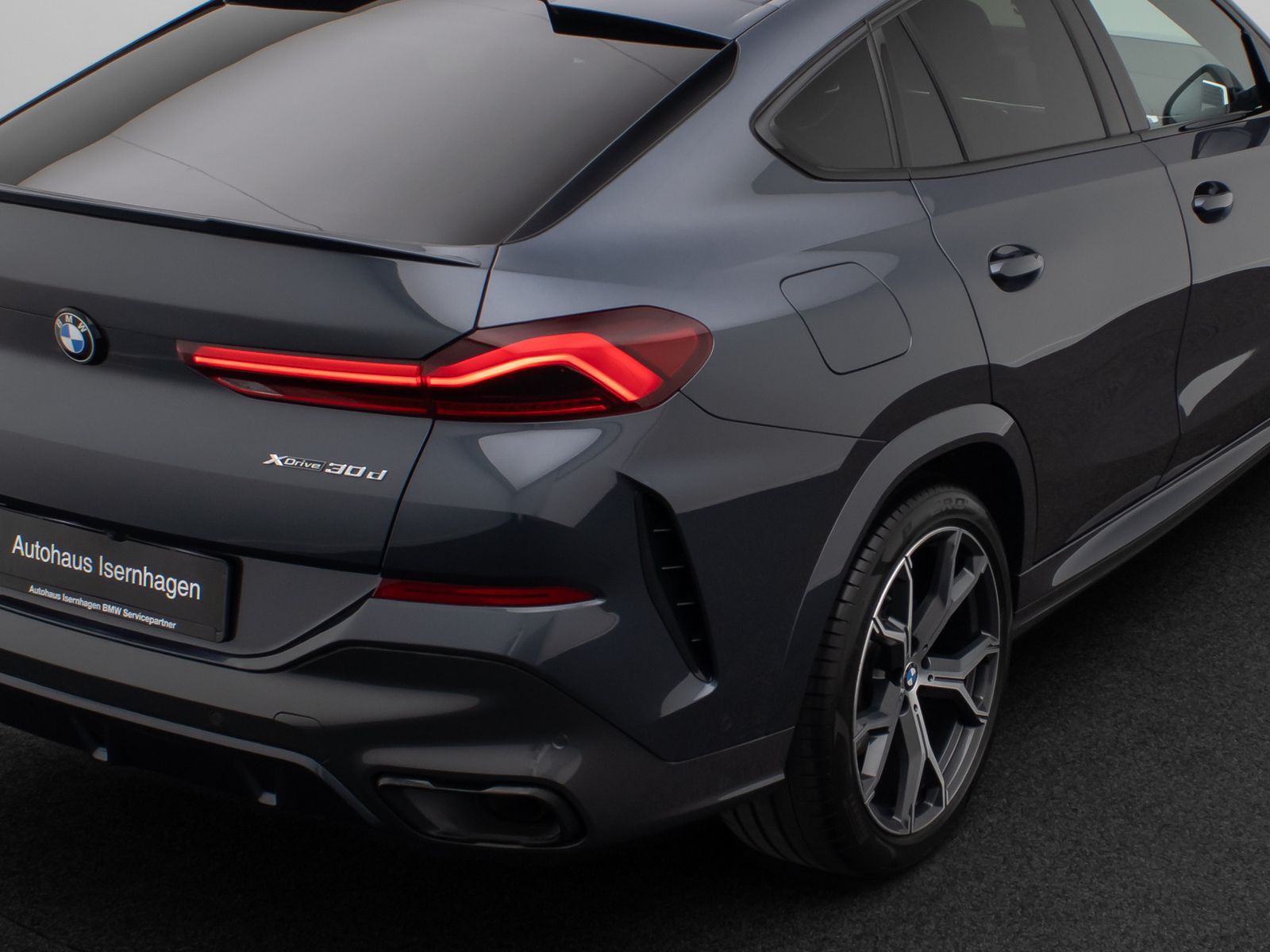 Fahrzeugabbildung BMW X6 xD30d M Sport 360&deg; HUD DAB SkyLounge H/K 21"