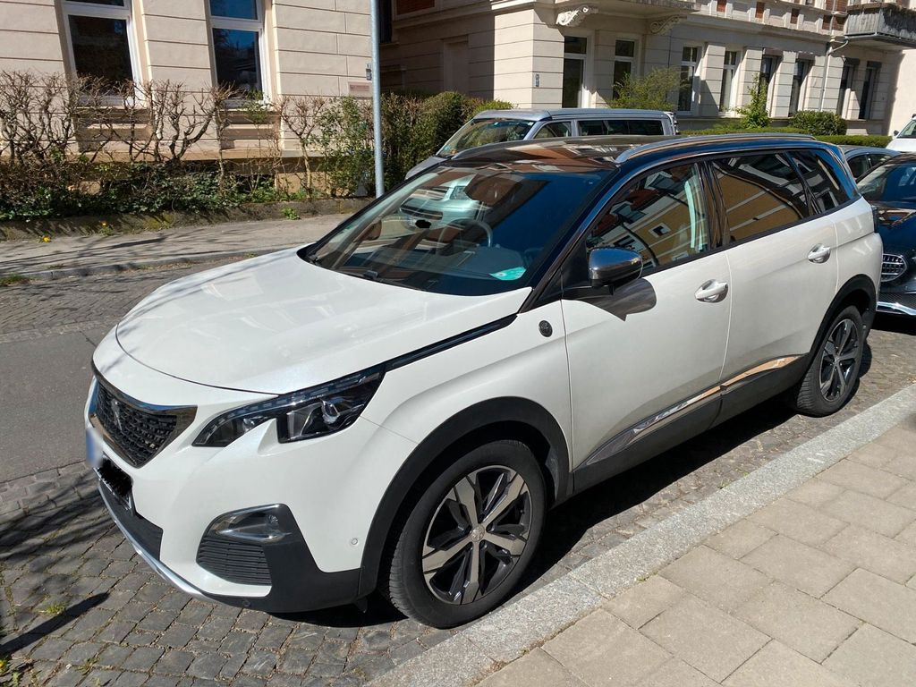 Image of Peugeot e-5008