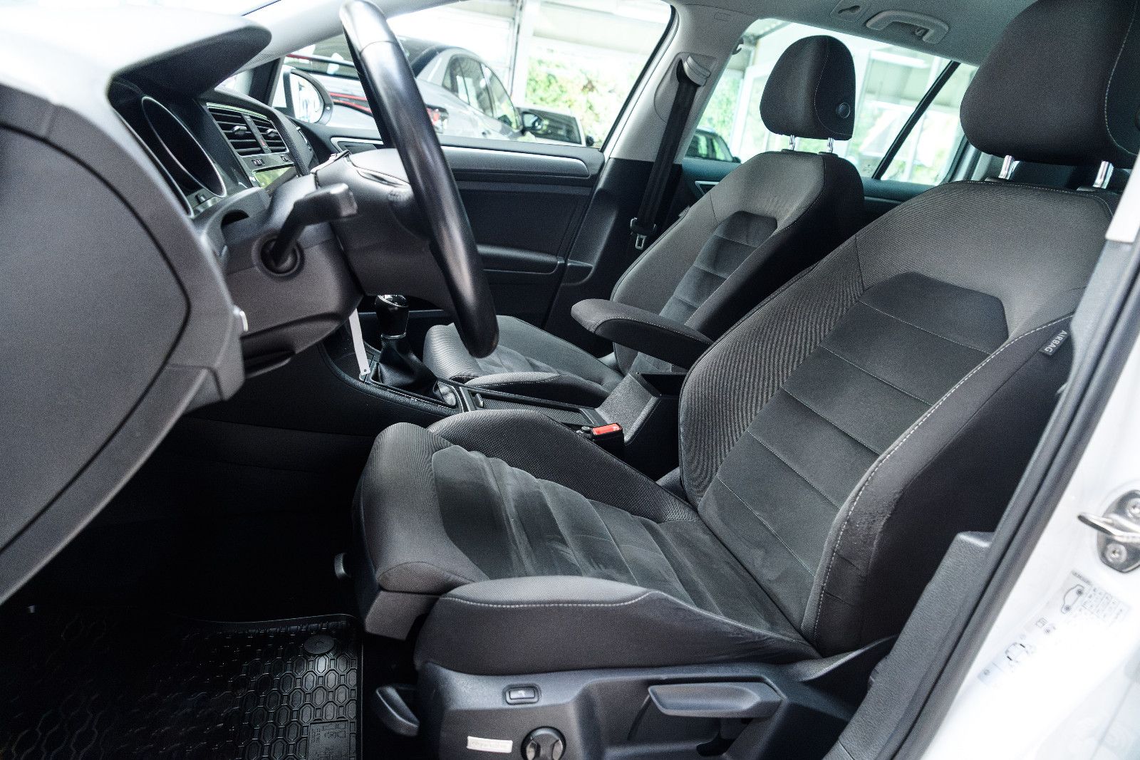 Fahrzeugabbildung Volkswagen Golf VII Variant+R-LINE+AHK+SHZ+NAVI+RFK+GJR