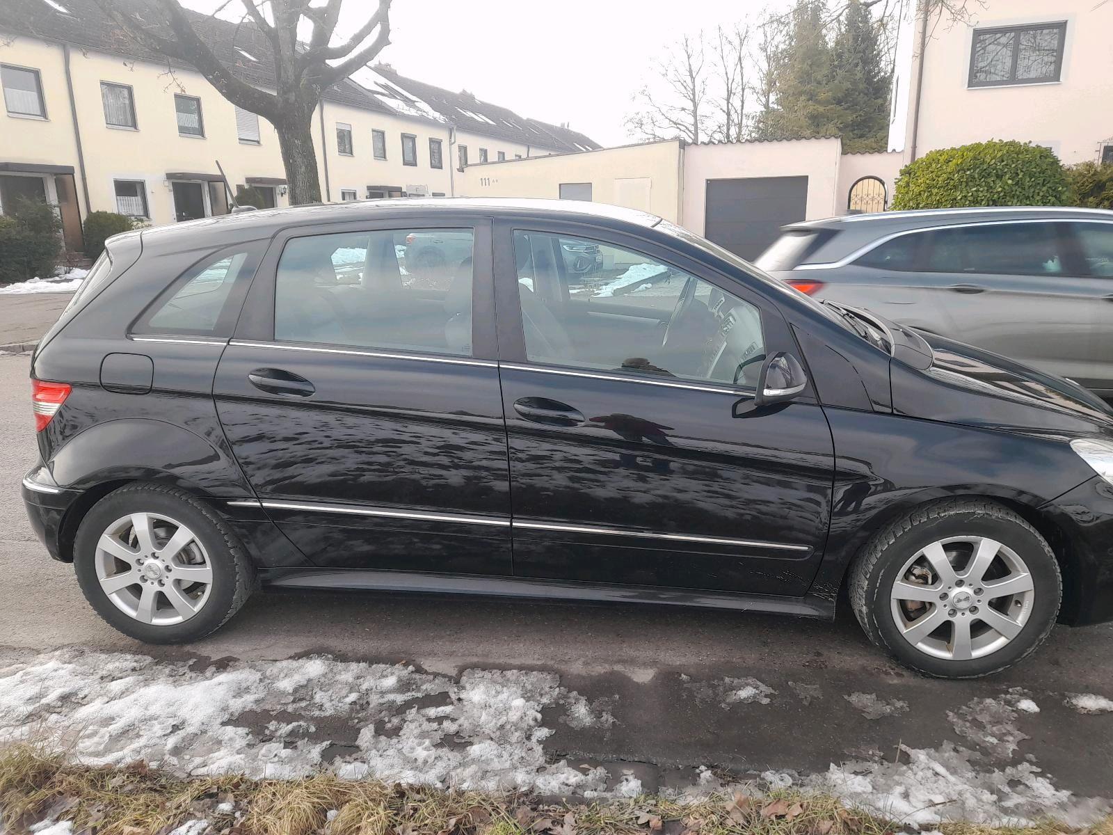 Mercedes-Benz B180 2011 — engine