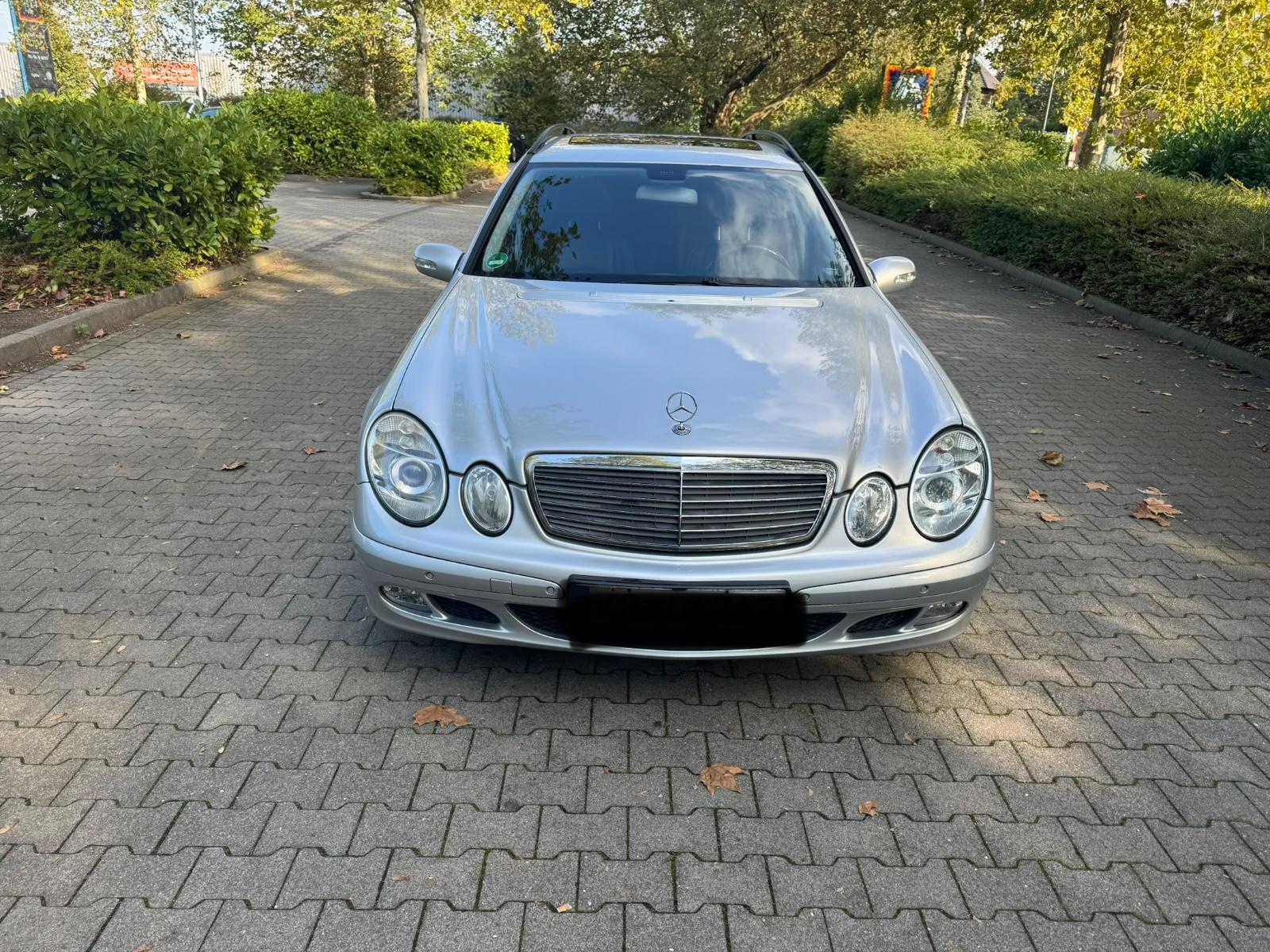 Mercedes-Benz E200 2005 — photo 17