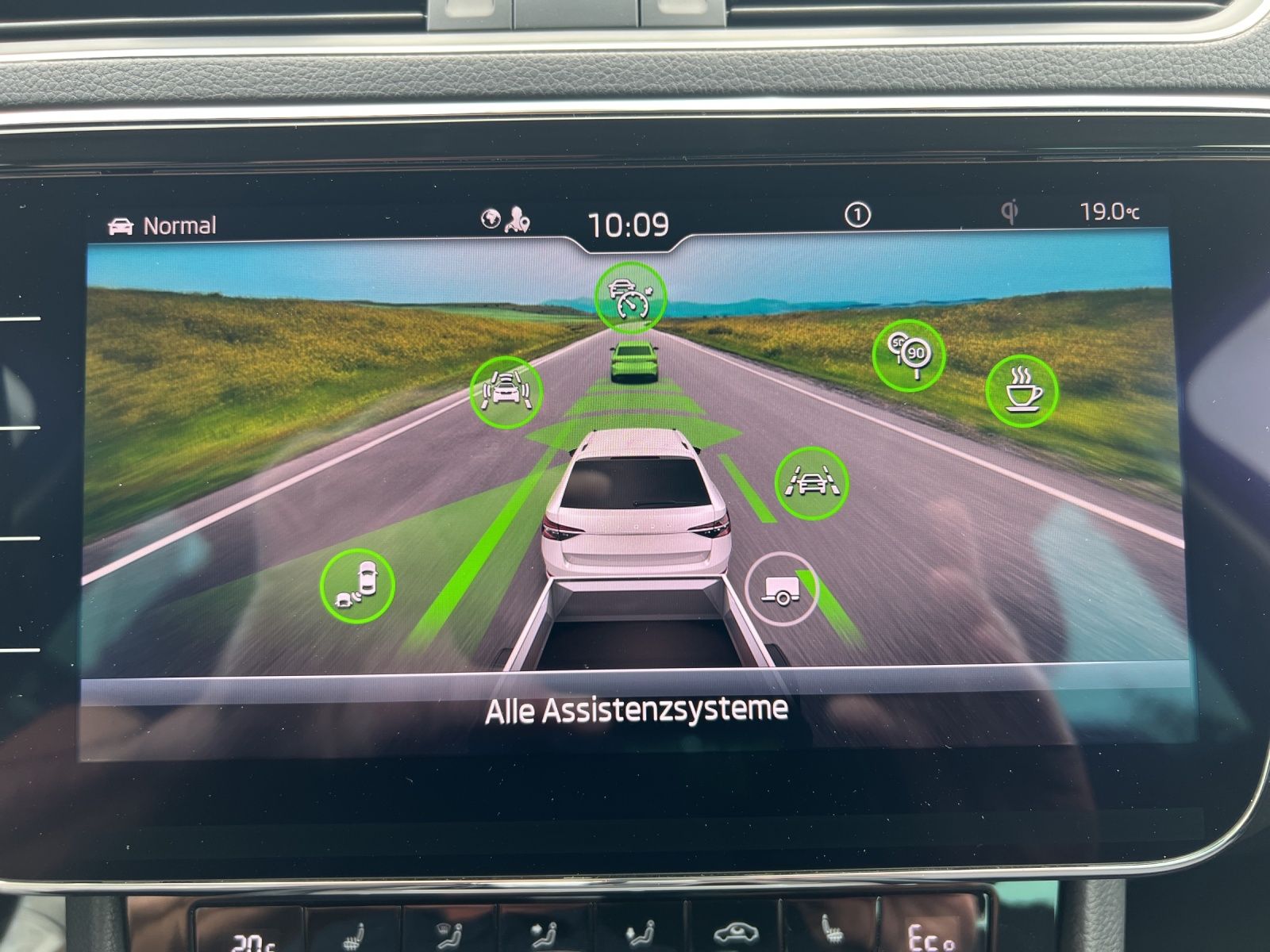 Fahrzeugabbildung SKODA Superb Combi Style iV Matrix Navi ACC DCC RFK