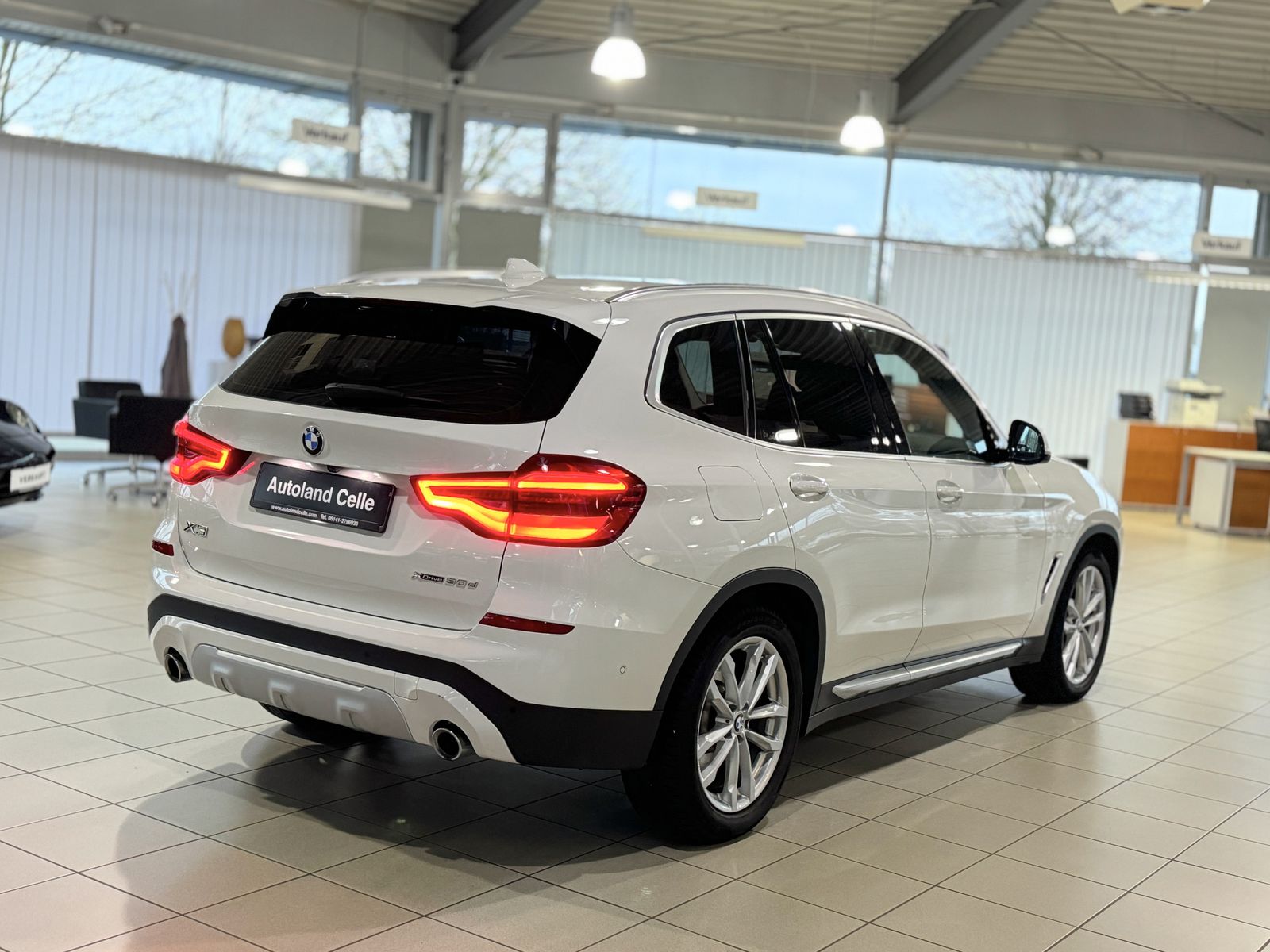 Fahrzeugabbildung BMW X3 xD30d xLine Kamera HUD DAB HiFi AHK Komfort