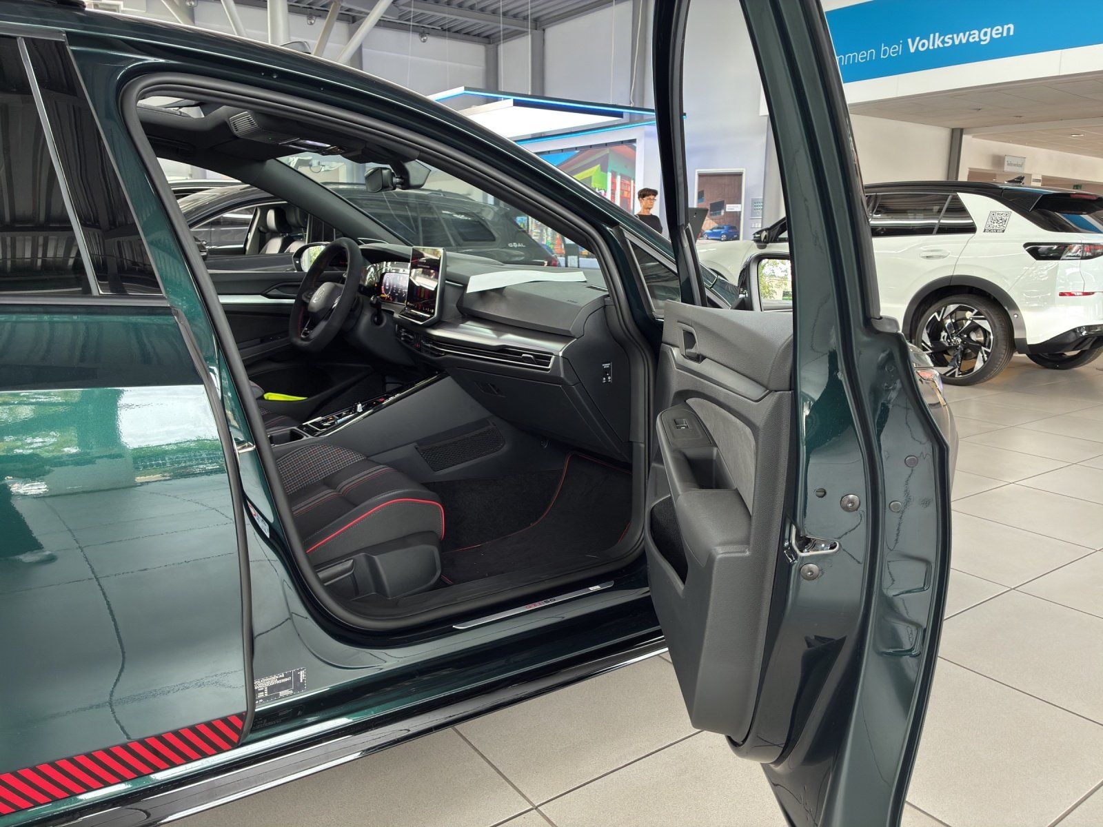 Fahrzeugabbildung Volkswagen Golf VIII 2.0 TSI W GTI Edition 50 360,HUD,LED