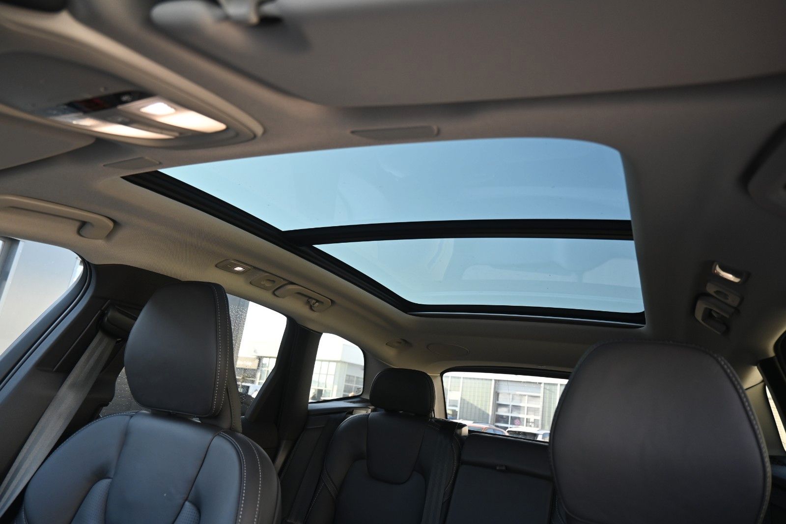 Fahrzeugabbildung Volvo XC60 Ultimate Dark AWD*MASS*LUFT*B&W*NAV*HUD*AHK