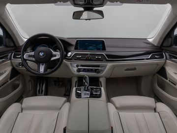 Fahrzeugabbildung BMW 750i xD M Sport 360°Laser Glasdach HUD DAB H/K