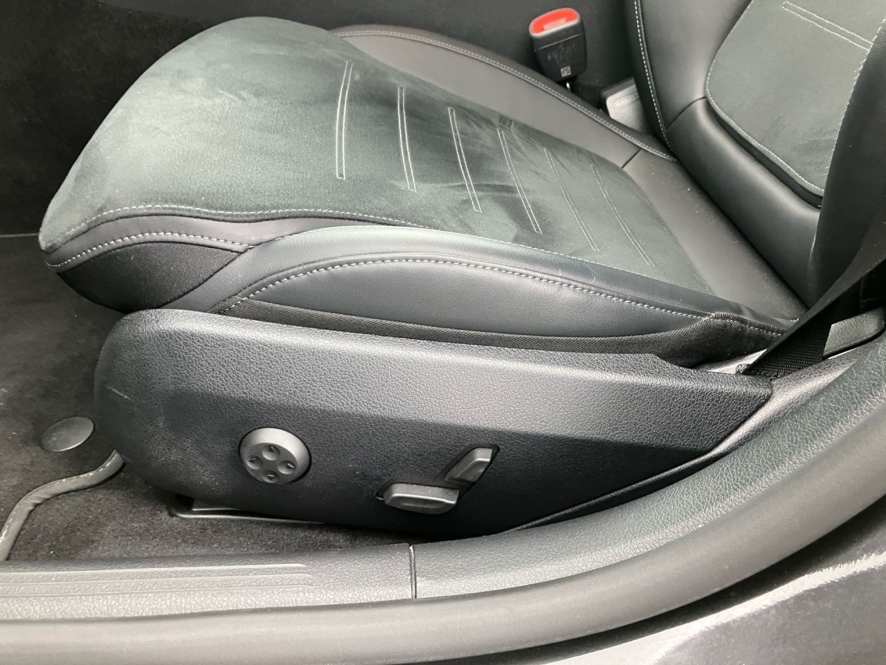 Fahrzeugabbildung Mercedes-Benz C 300 d T-Modell AMG+AHK+KAMERA+EASYPACK+AMBIENT