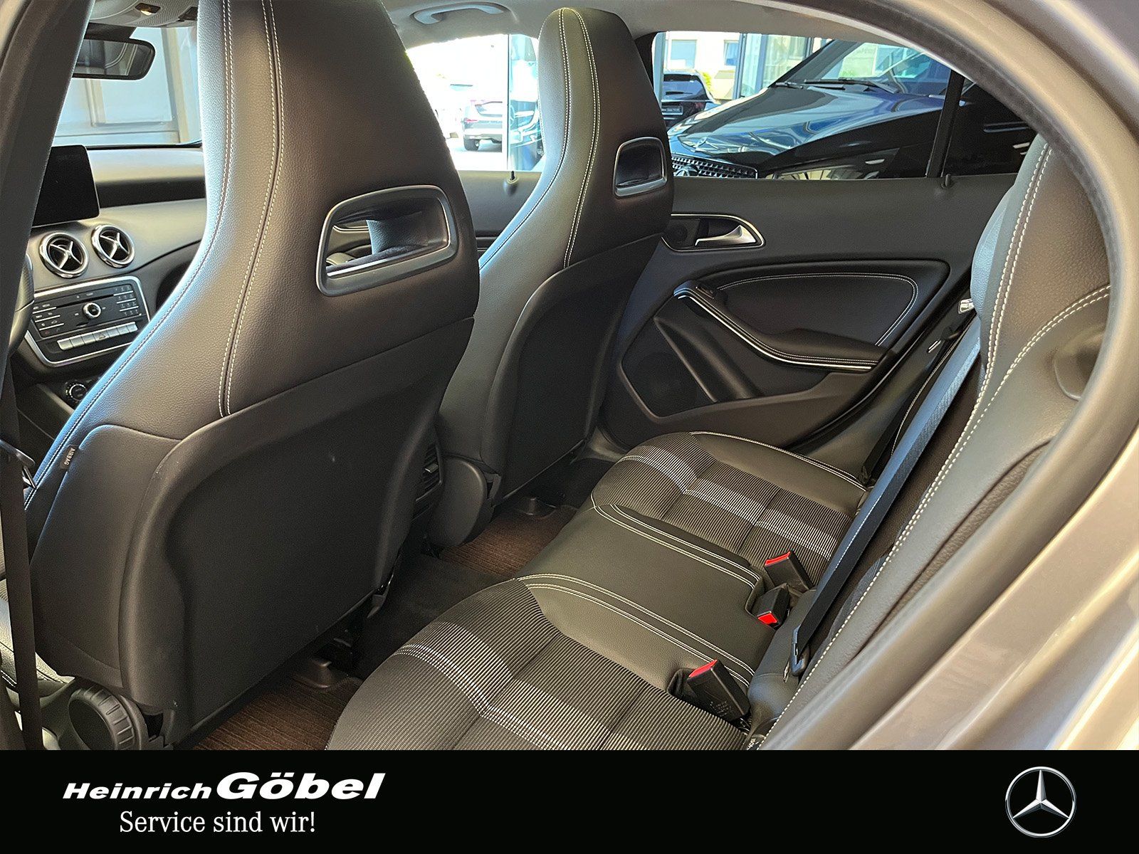 Fahrzeugabbildung Mercedes-Benz GLA 220 d URBAN+COMAND+PANO+KAMERA+TOTWINKEL+SMI