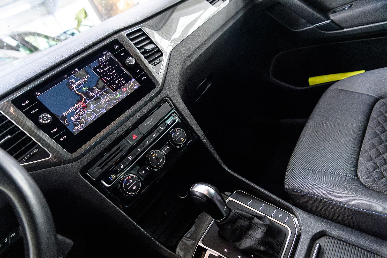 Fahrzeugabbildung Volkswagen Golf Sportsvan+LED+AHK+GJR+SHZ+NAVI+KAMERA