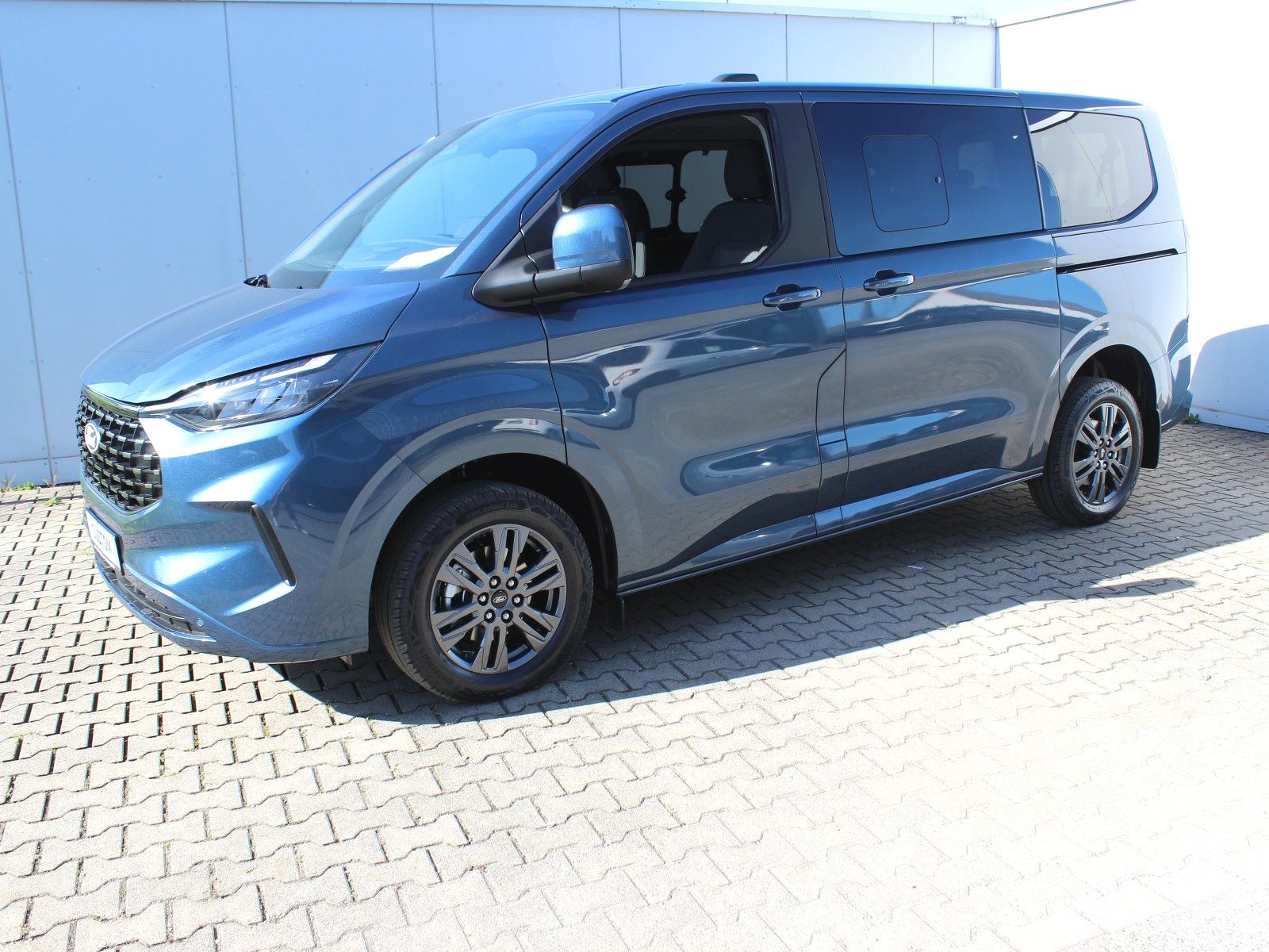 Fahrzeugabbildung Ford Tourneo Custom 320 L1 Tourneo Titanium FWD