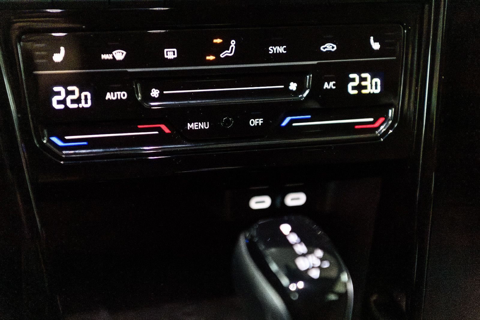 Fahrzeugabbildung Volkswagen T-Roc R-Line+LED+AHK+ACC+SIDEASISST+SHZ+EL.HK