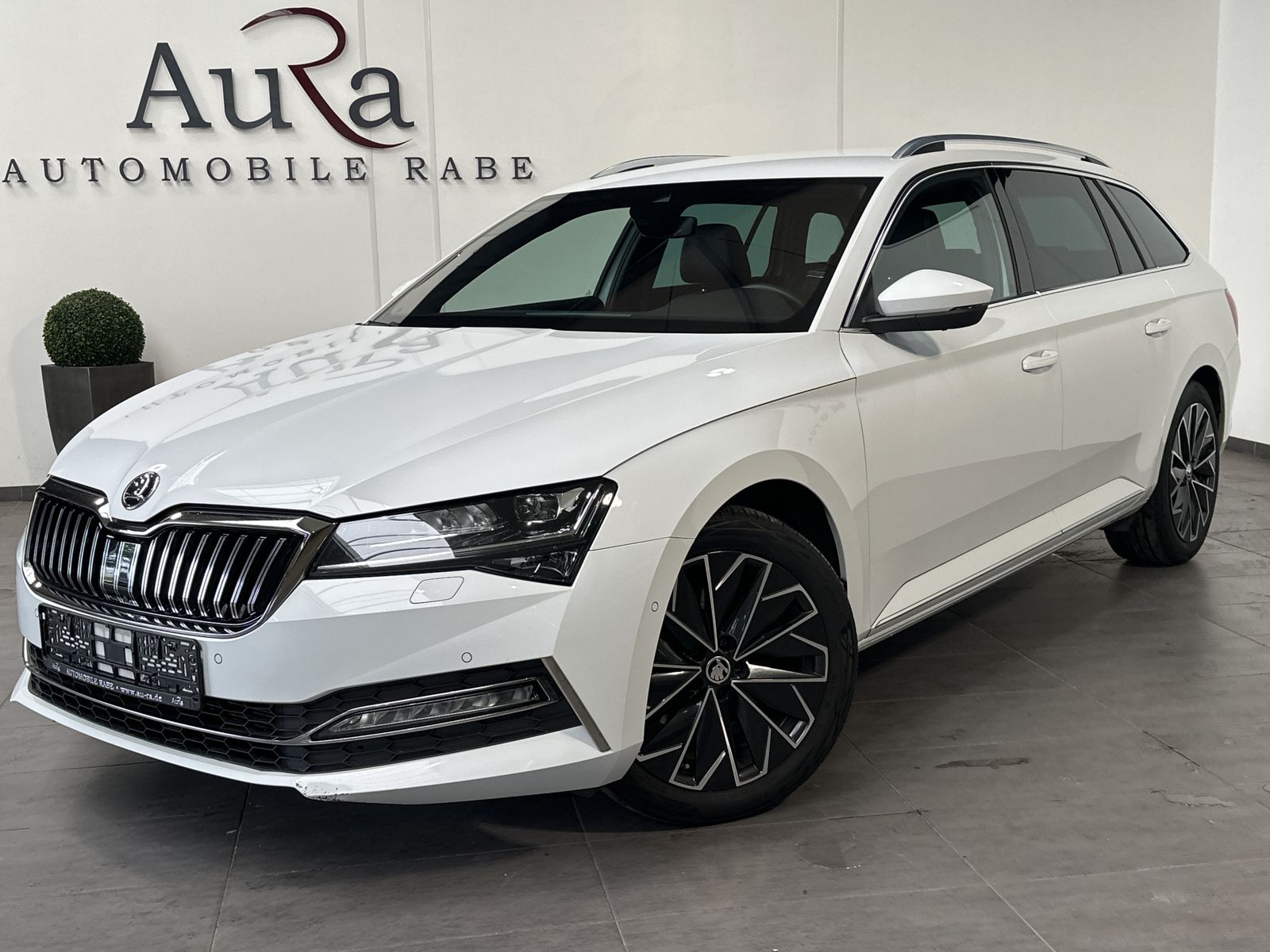 Fahrzeugabbildung SKODA Superb Combi L&K NAV+LED+360°+AHK+MEMORY+18ZO+VC