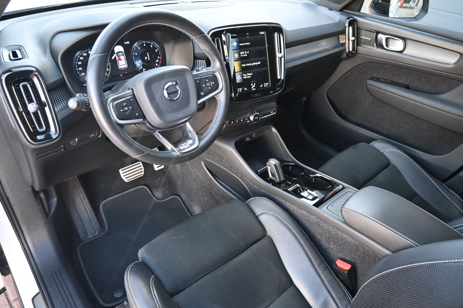 Fahrzeugabbildung Volvo XC40 T4 FWD Autom. R-Design*FSHZG*H&K*RFK*ACC*