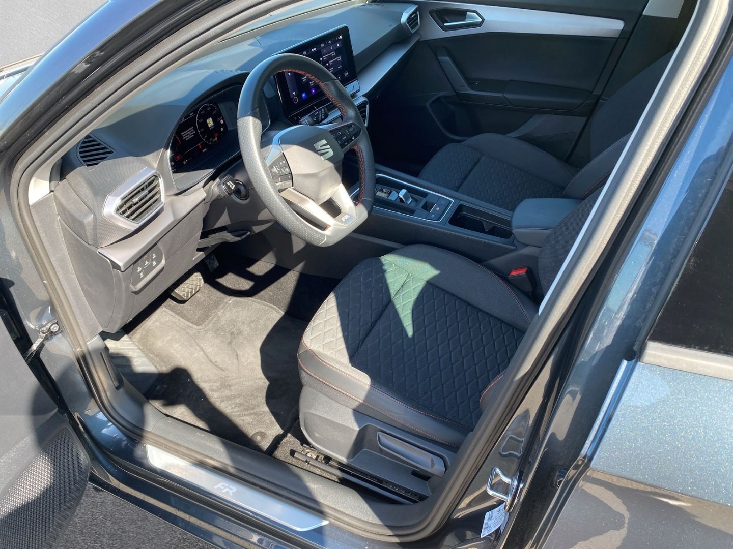 Fahrzeugabbildung SEAT Leon Sportstourer FR 2.0 TDI EU6d Navi Digitales