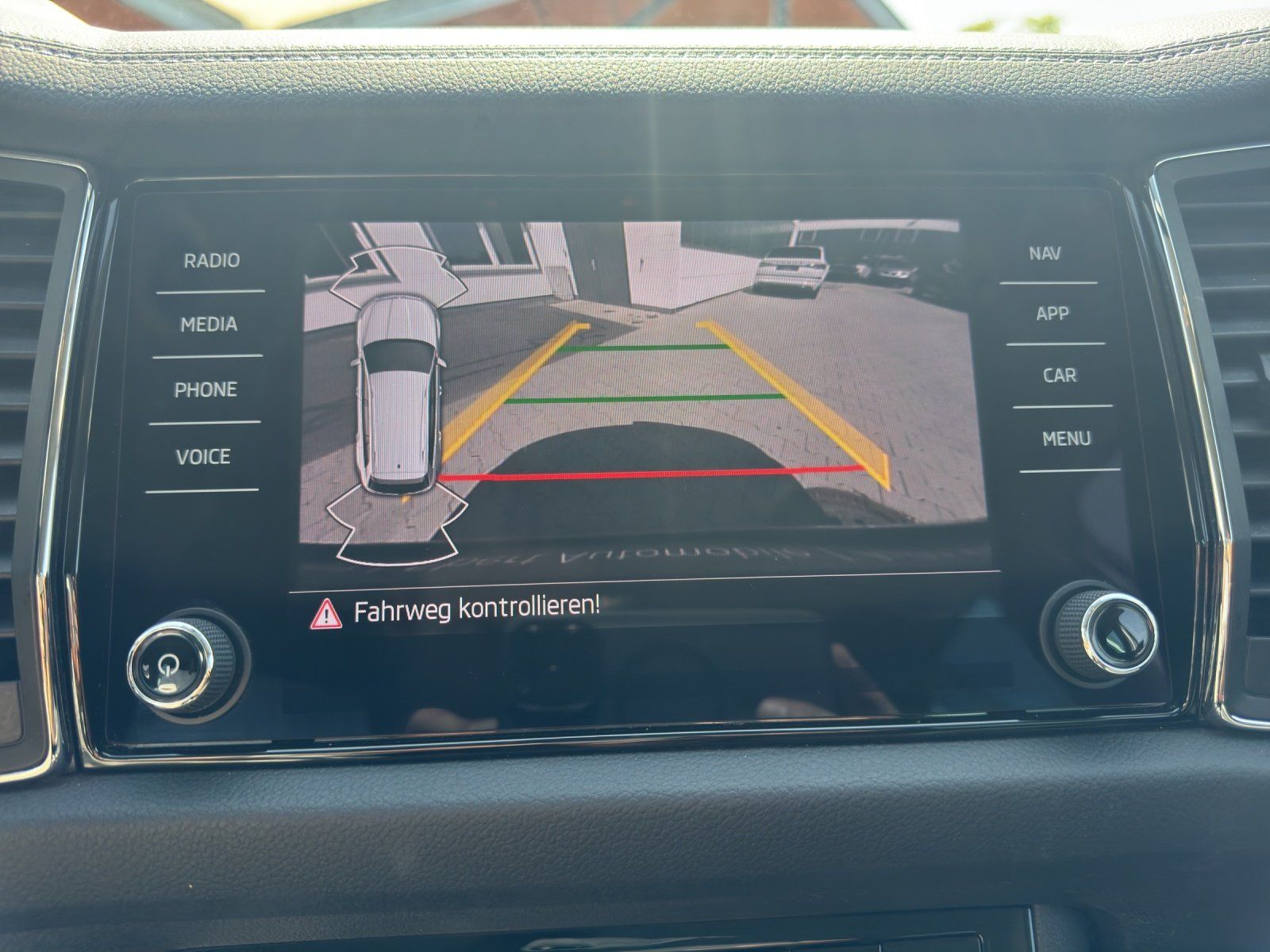 Fahrzeugabbildung SKODA Kodiaq 1.5 TSI DSG Ambition/AHK/KAMERA/ACC/