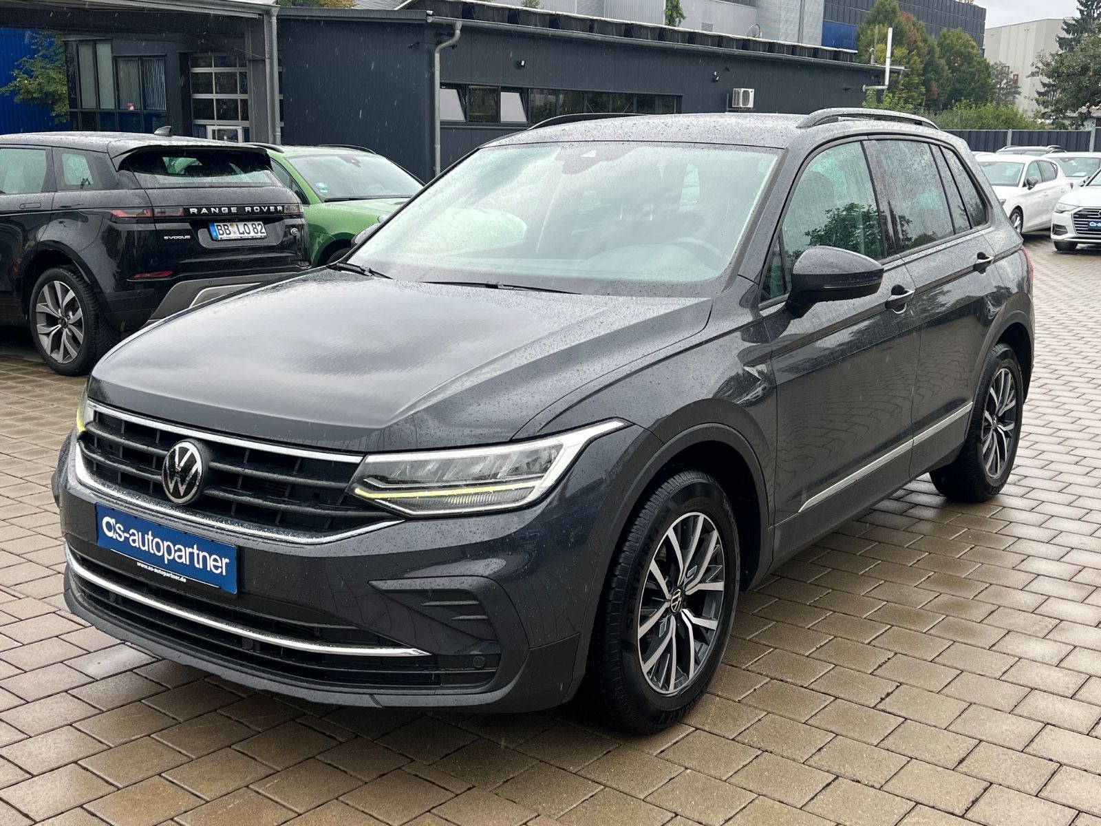 Volkswagen Tiguan - 1