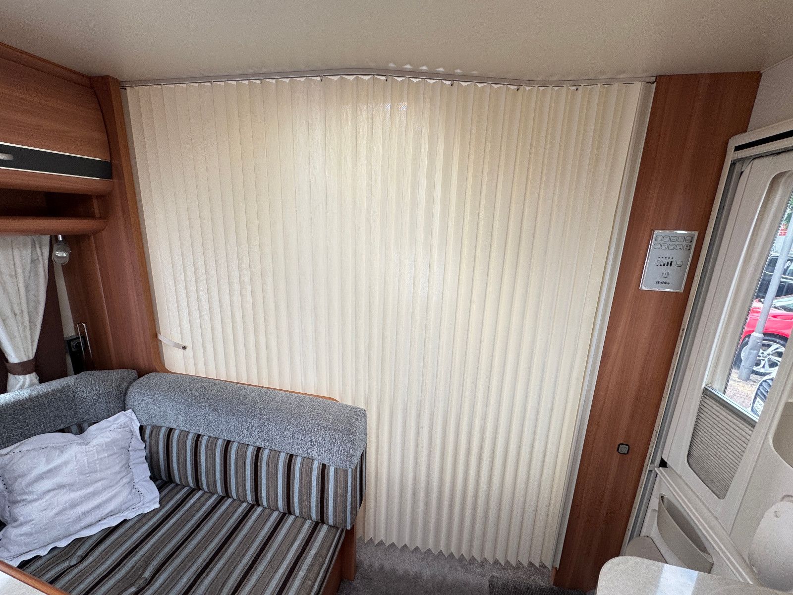 Fahrzeugabbildung Hobby 545 KMF DE LUXE SAT TV MOVER RUNDSITZGRUPPE