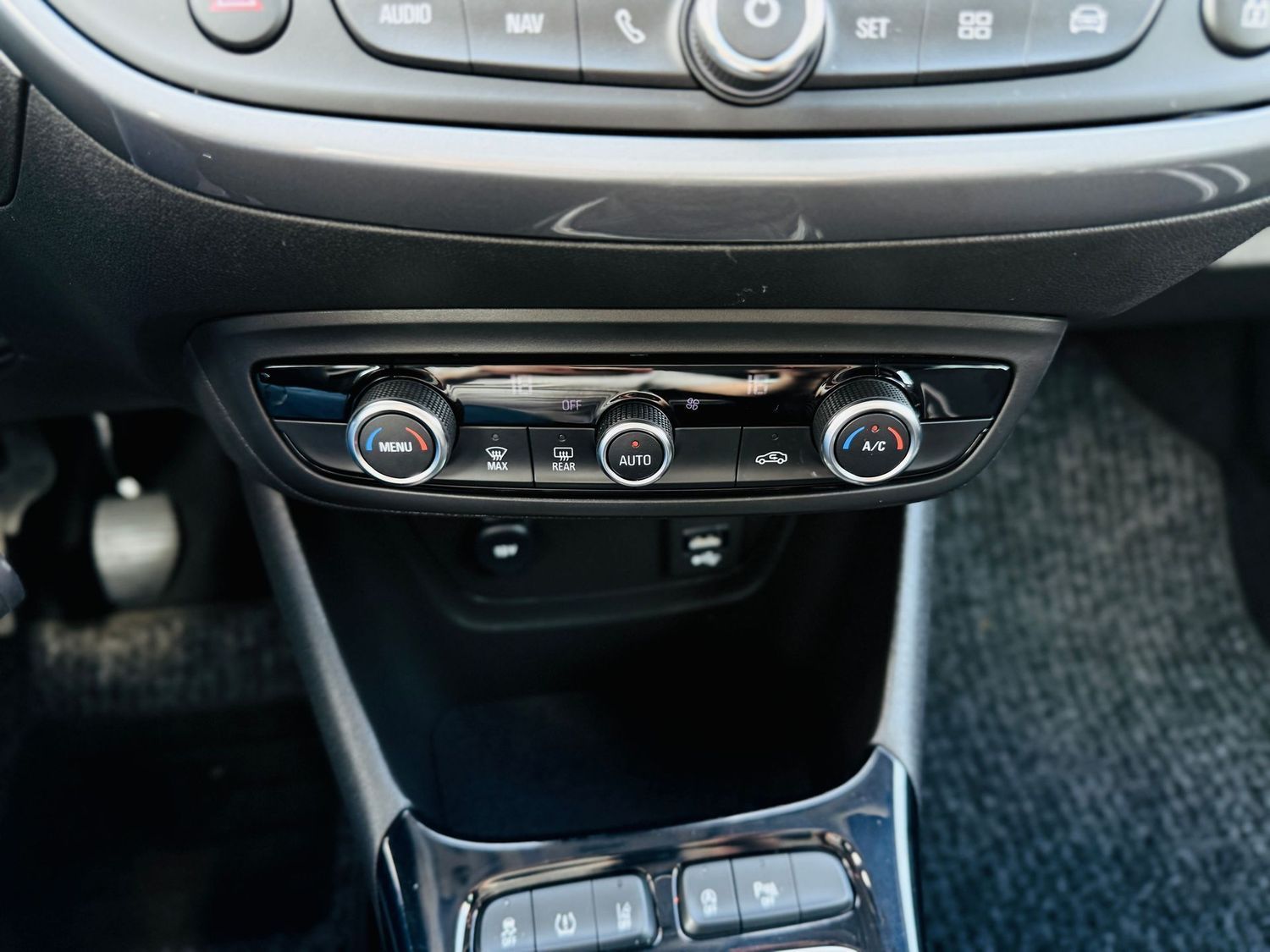 Fahrzeugabbildung Opel Crossland X 1,2 T ELEG., Navi, Panod, LED, RFK,