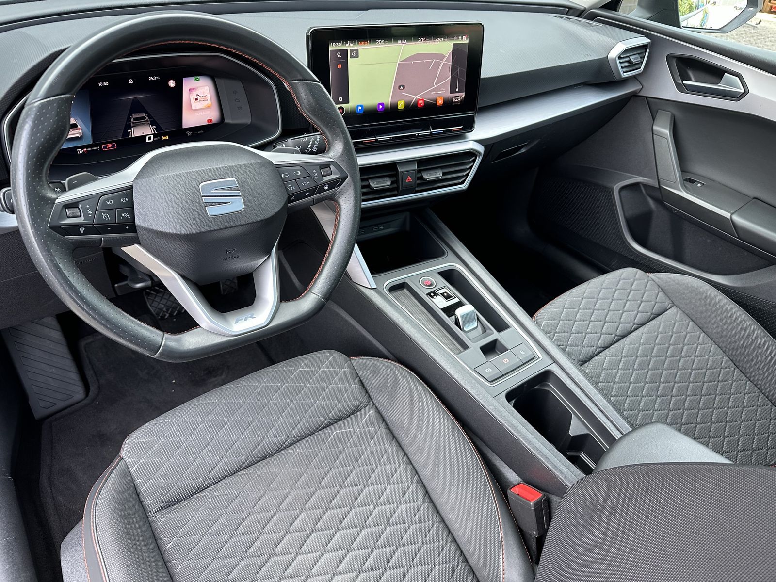 Fahrzeugabbildung SEAT Leon SpT 2.0 TDI DSG FR NAV+LED+AHK+PANO+ACC+KAM