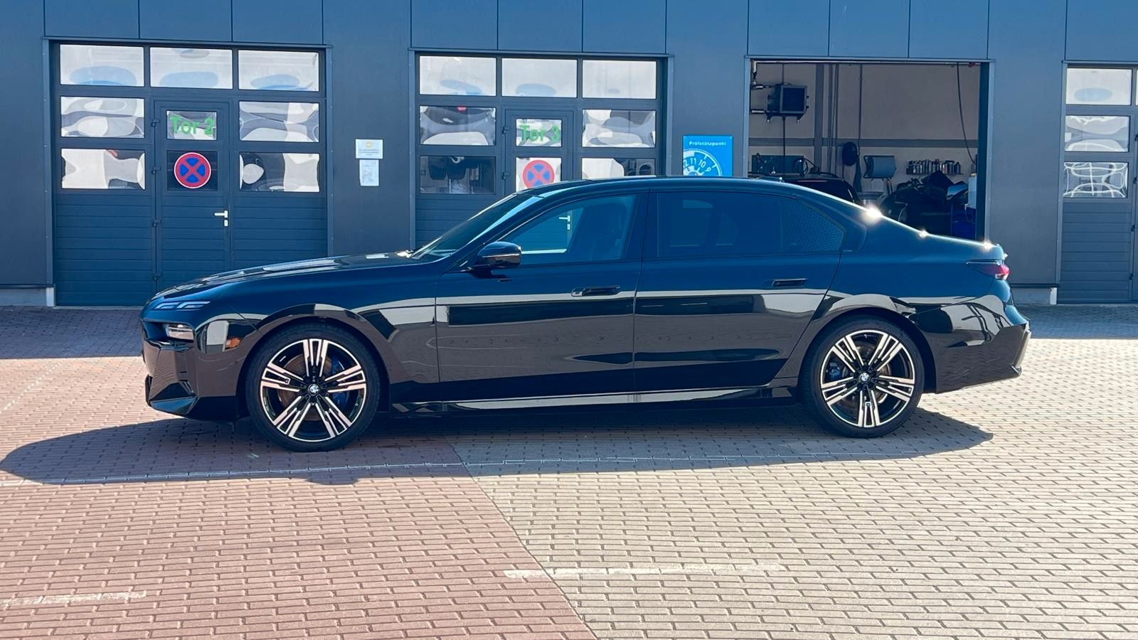 Fahrzeugabbildung BMW 740 d xDrive M Sport Pro*B&W*MASS*PAN*STHZ*CONNO