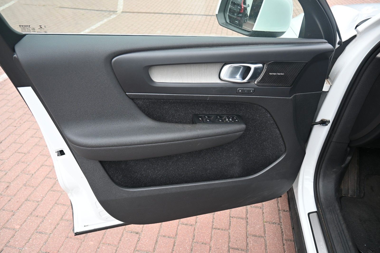 Fahrzeugabbildung Volvo XC40 Inscription Twin Engine 2WD*Pano*360°*H&K