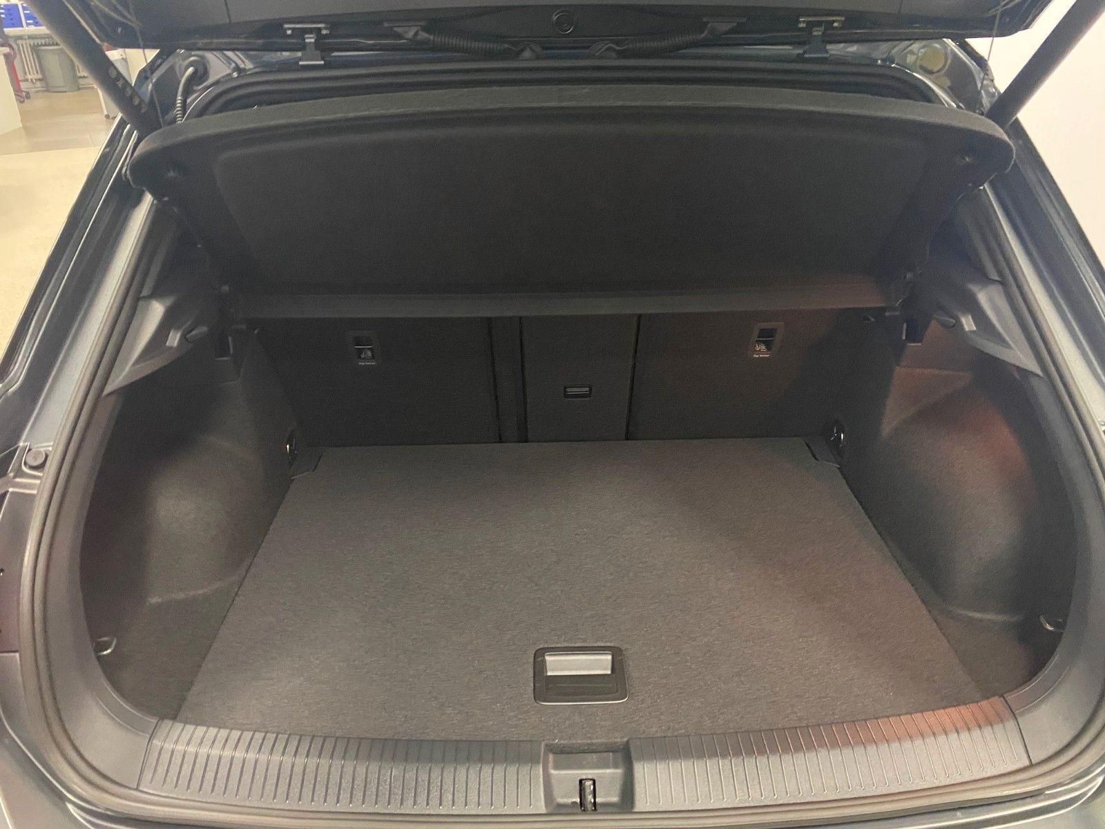 Fahrzeugabbildung Volkswagen T-Roc 1.5 TSI DSG Style+NAVI+IQ-MATRIX+Black Sty