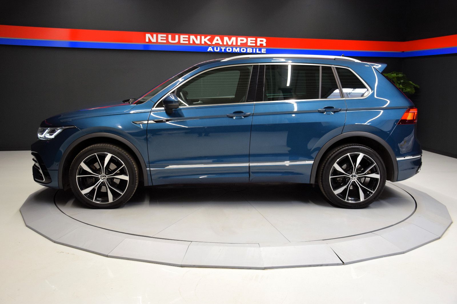 Fahrzeugabbildung Volkswagen Tiguan R-Line 4Motion IQ.Light ACC AHK 20°Kamera